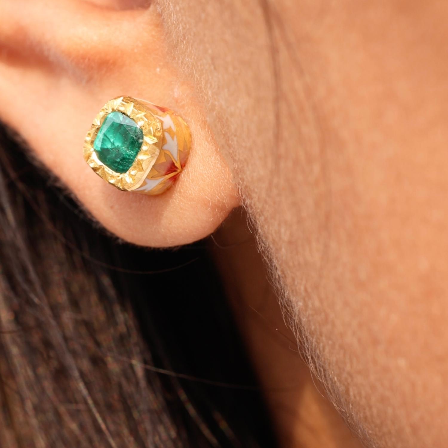 1.64 Karat Smaragd- und Emaille-Ohrstecker aus 22 Karat Gold Handgefertigt von Agaro Jewels (Kissenschliff)