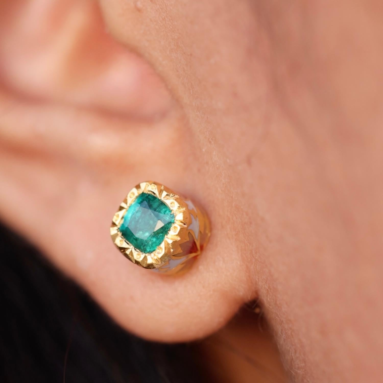 1.64 Karat Smaragd- und Emaille-Ohrstecker aus 22 Karat Gold Handgefertigt von Agaro Jewels im Zustand „Neu“ in New York, NY