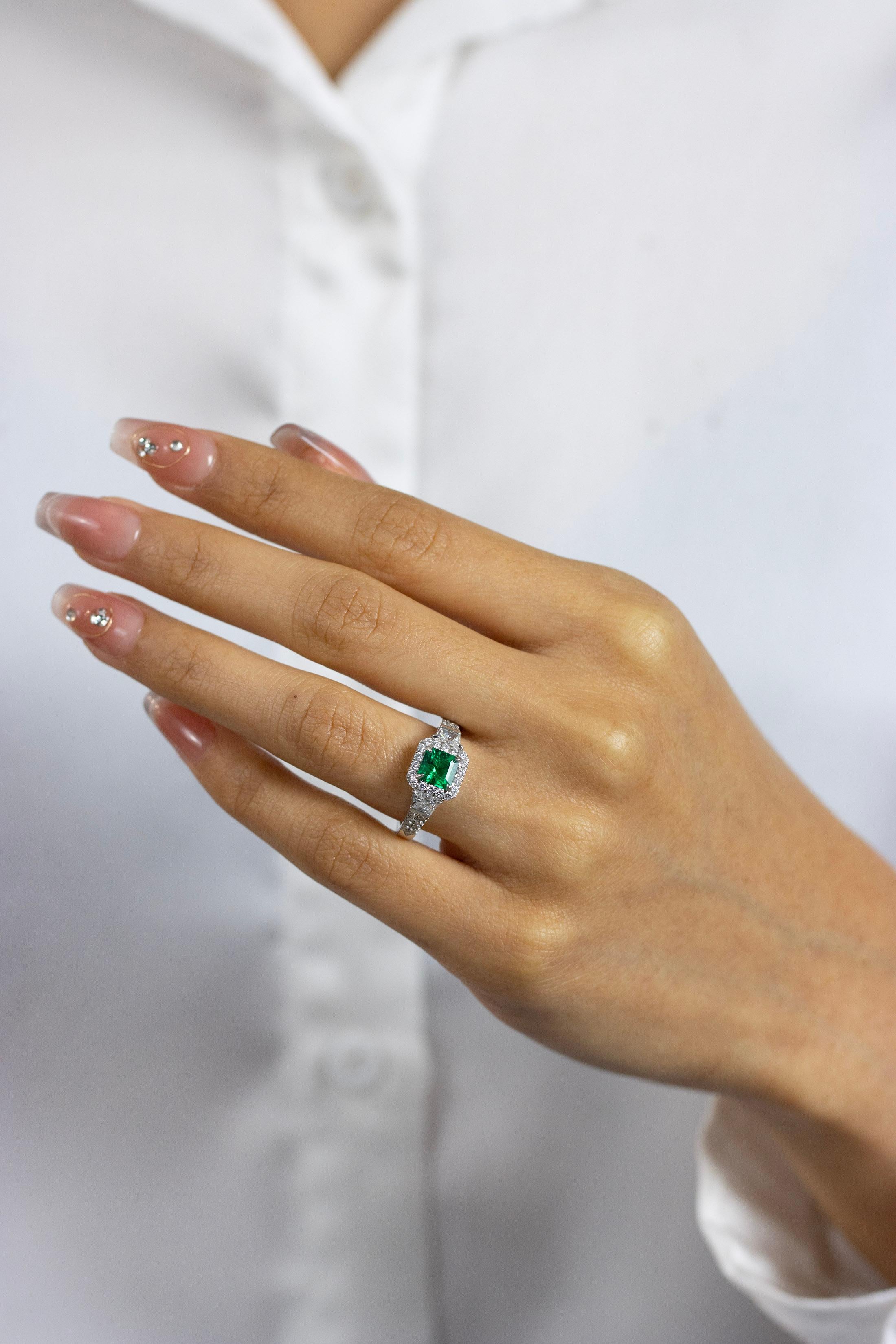 Bague de fiançailles à trois pierres avec halo de diamants et émeraude taille émeraude 1,64 carat Neuf - En vente à New York, NY
