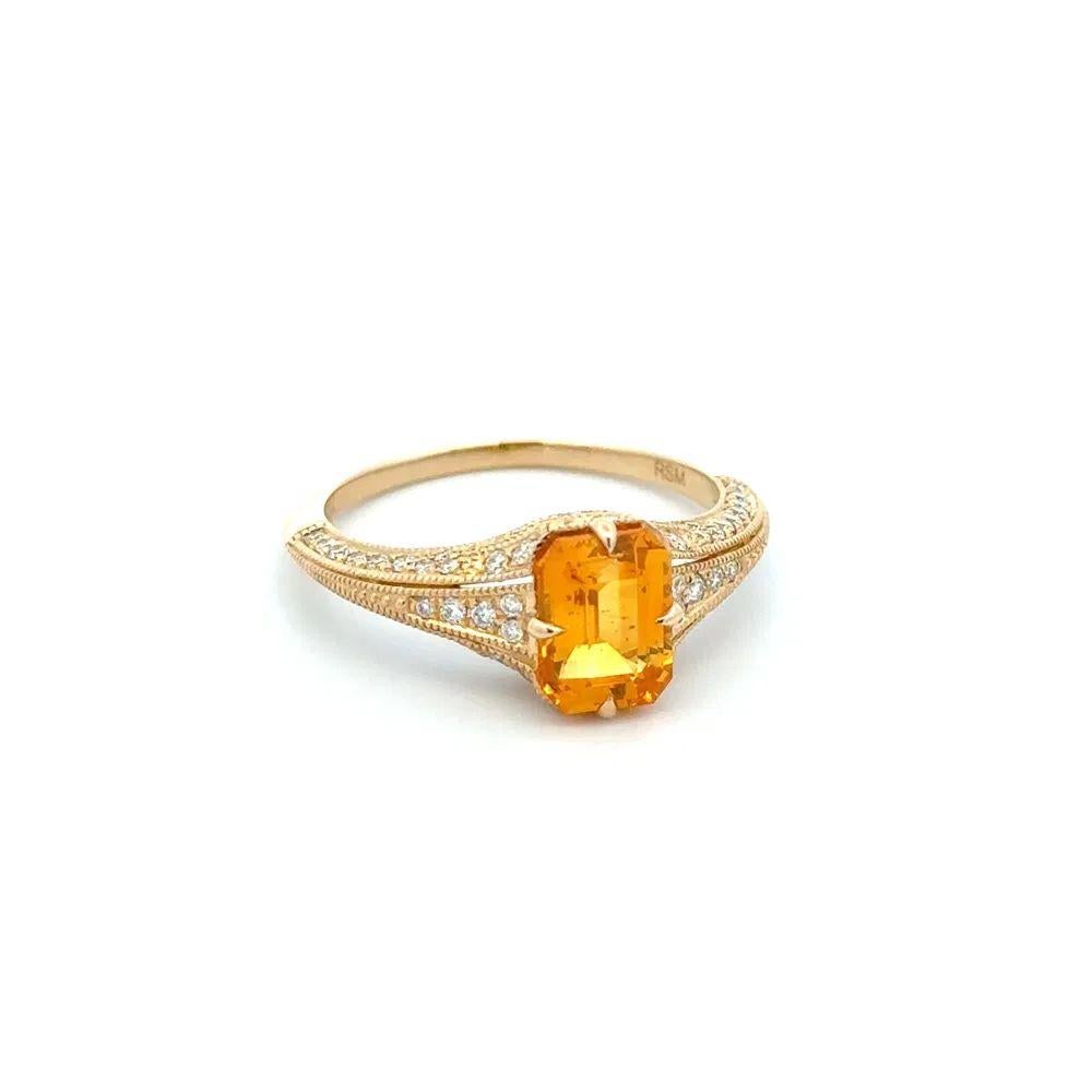 Semplicemente bello! Anello d'oro vintage con zaffiro giallo arancione e diamanti, finemente dettagliato. Al centro una gemma di zaffiro giallo arancione da 1,64 carati, incastonata a mano in modo sicuro. Accentuato da diamanti scintillanti, per un