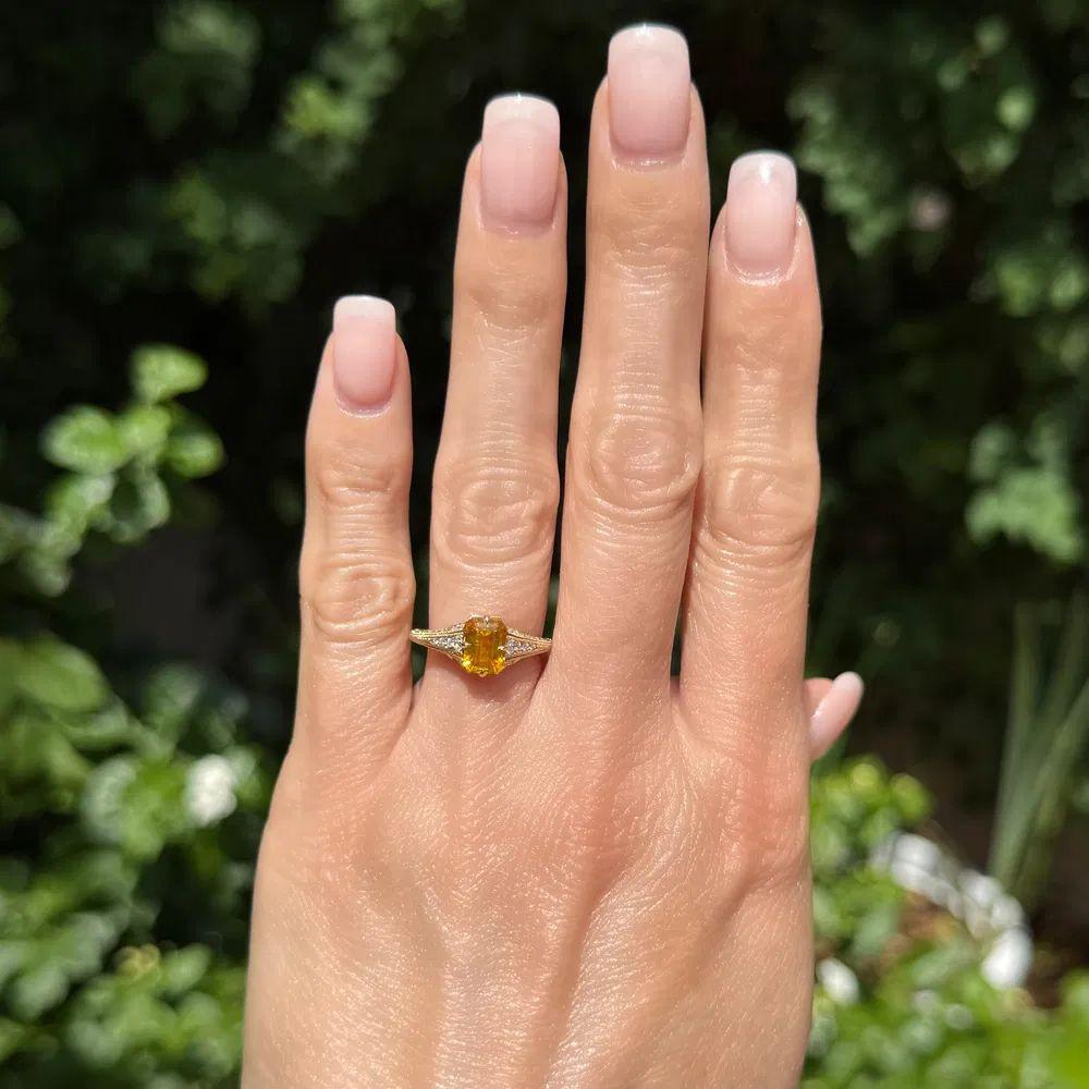 Modernista Anello d'oro vintage con zaffiro giallo arancione da 1,64 carati con taglio smeraldo e diamanti in vendita