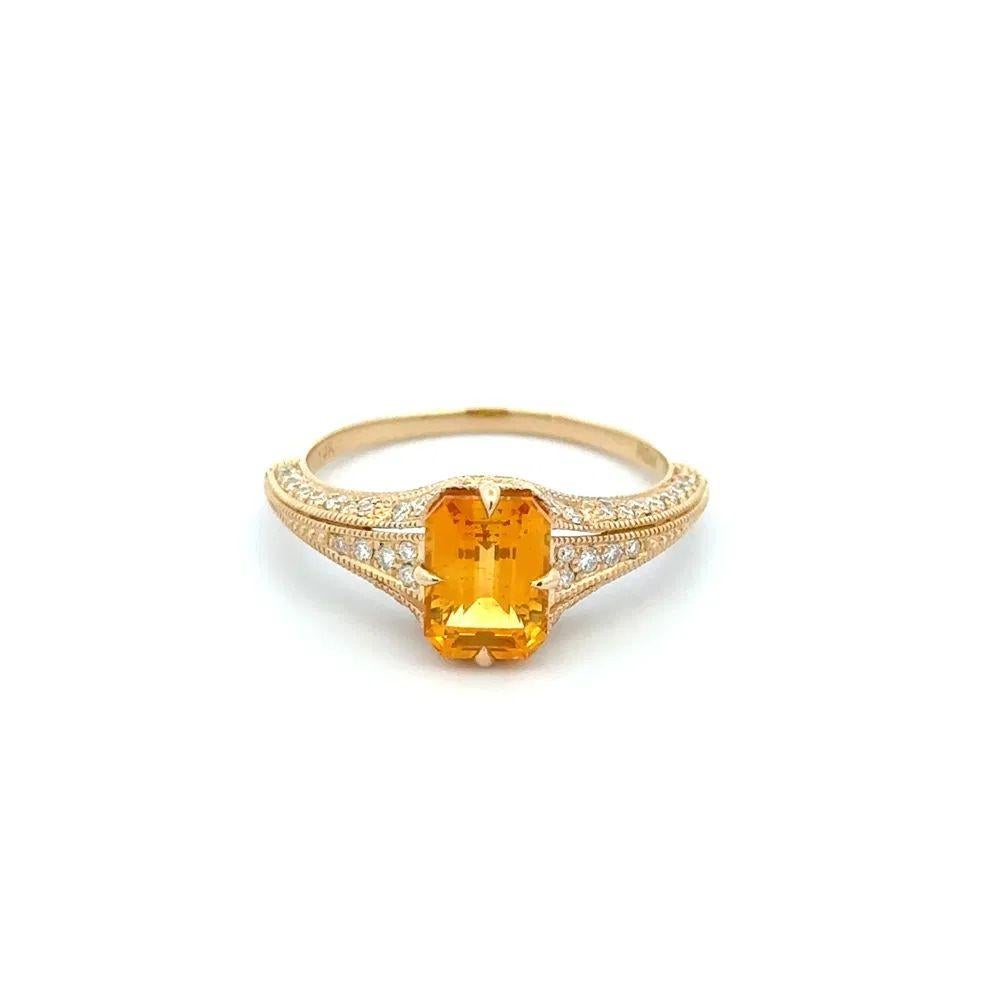 Taglio misto Anello d'oro vintage con zaffiro giallo arancione da 1,64 carati con taglio smeraldo e diamanti in vendita