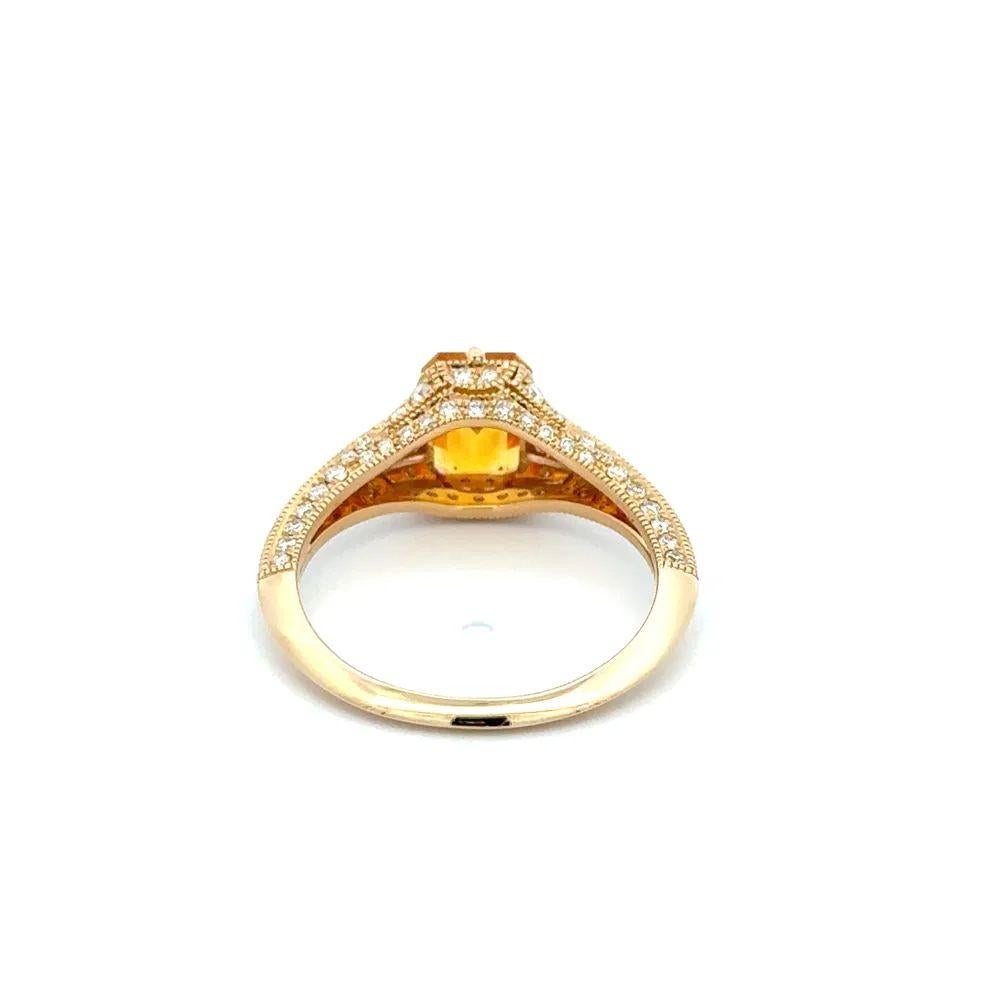 Anello d'oro vintage con zaffiro giallo arancione da 1,64 carati con taglio smeraldo e diamanti In condizioni ottime in vendita a Montreal, QC