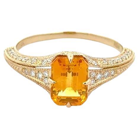 Anello d'oro vintage con zaffiro giallo arancione da 1,64 carati con taglio smeraldo e diamanti in vendita