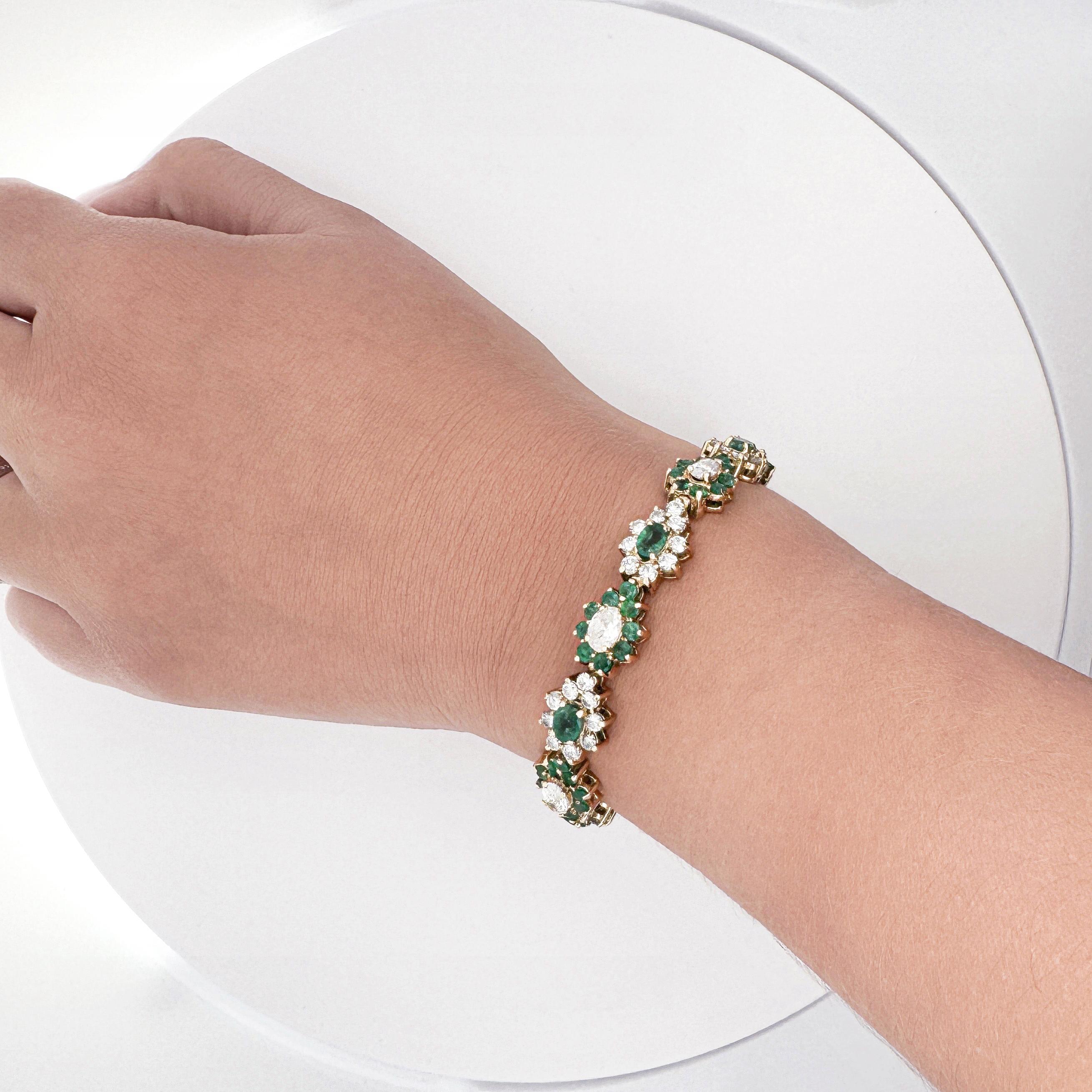 Taille ronde 16.4 Carat Emerald & Diamond Vintage Cluster Link Bracelet en vente