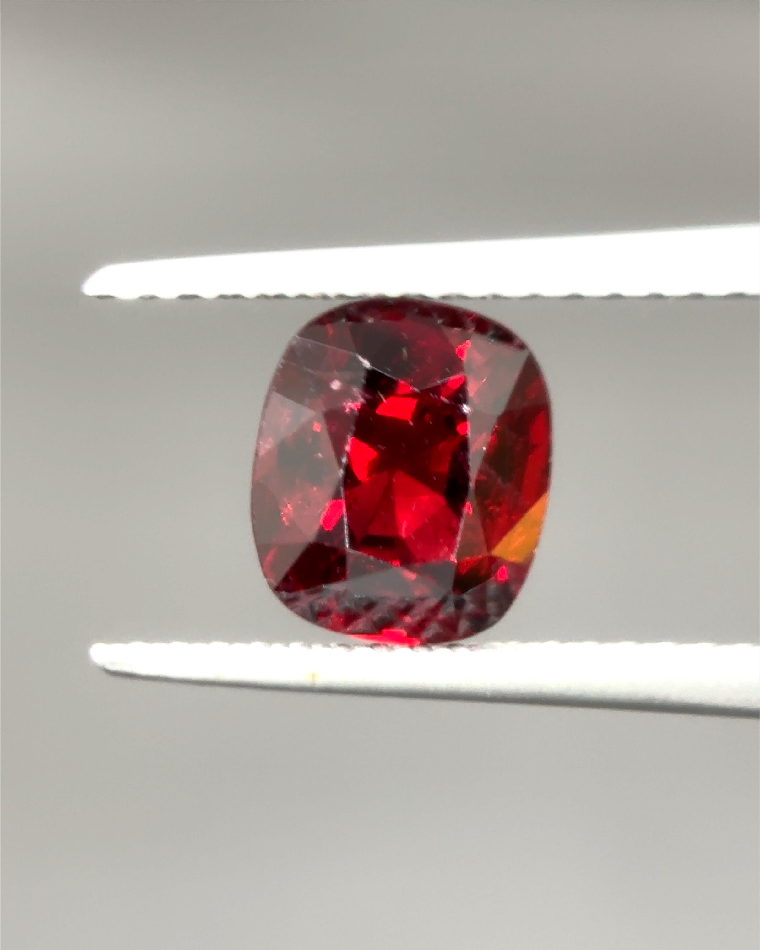Découvrez l'éclat envoûtant de cette spinelle de Birmanie rouge vif de 1.64 carat, une pierre précieuse d'une rareté et d'un prestige exceptionnels. Provenant directement des célèbres mines de Mogok, une région synonyme des spinelles les plus fins,