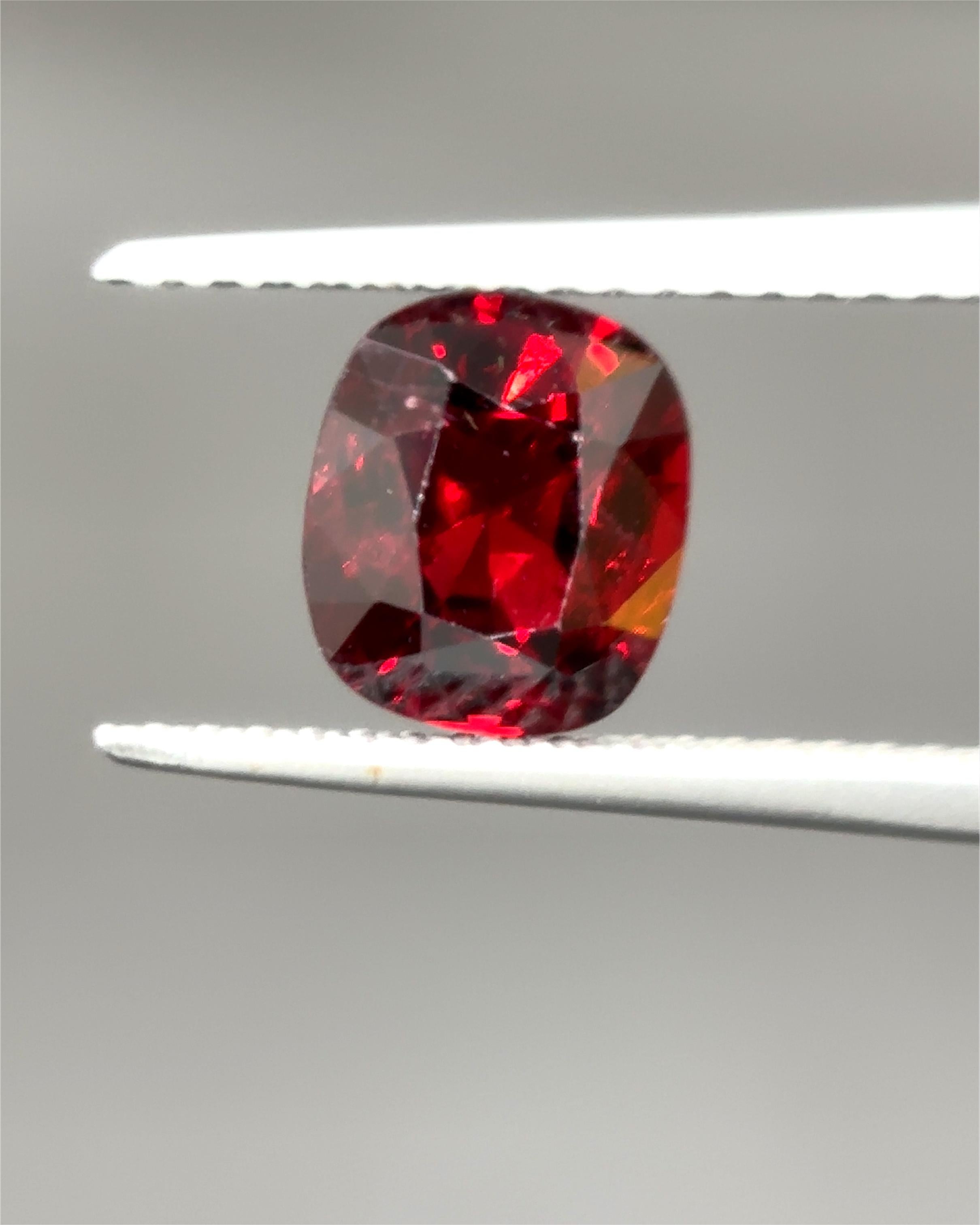 Taille coussin Spinelle rouge de Birmanie certifiée GIA et non chauffée de 1.64 carat en vente