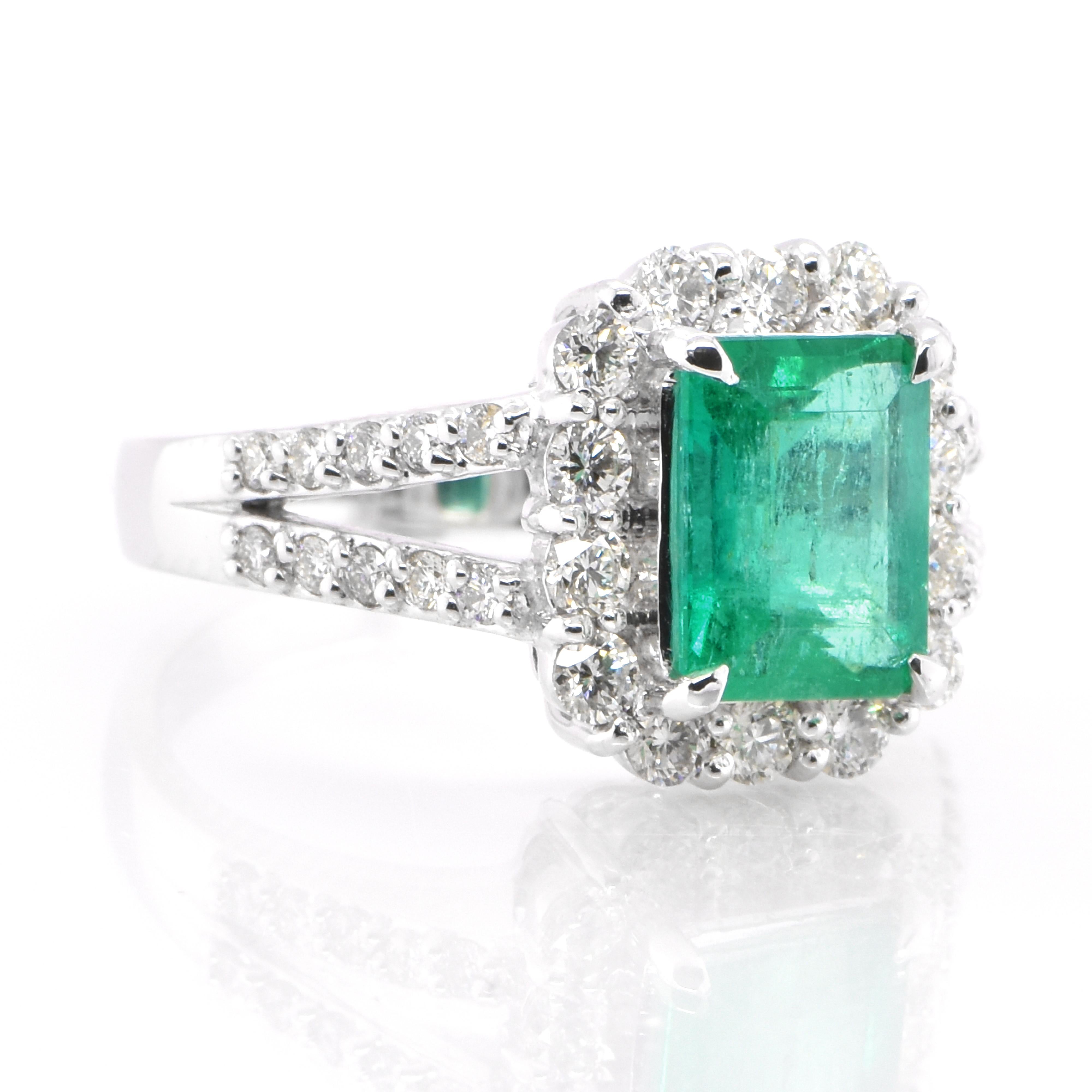 Modern 1.64 Carat Natural Emerald and Diamond Halo Ring Set in Platinum For Sale
