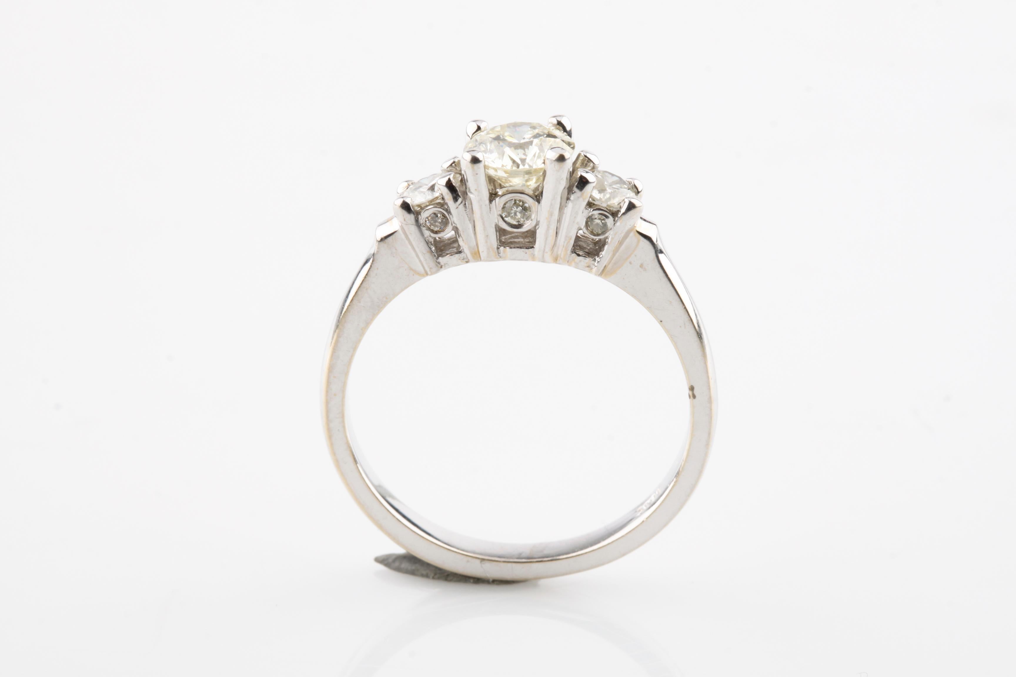 Anello in oro bianco 18 carati con diamante rotondo da 1,64 carati e 3 pietre con certificato In condizioni ottime in vendita a Sherman Oaks, CA