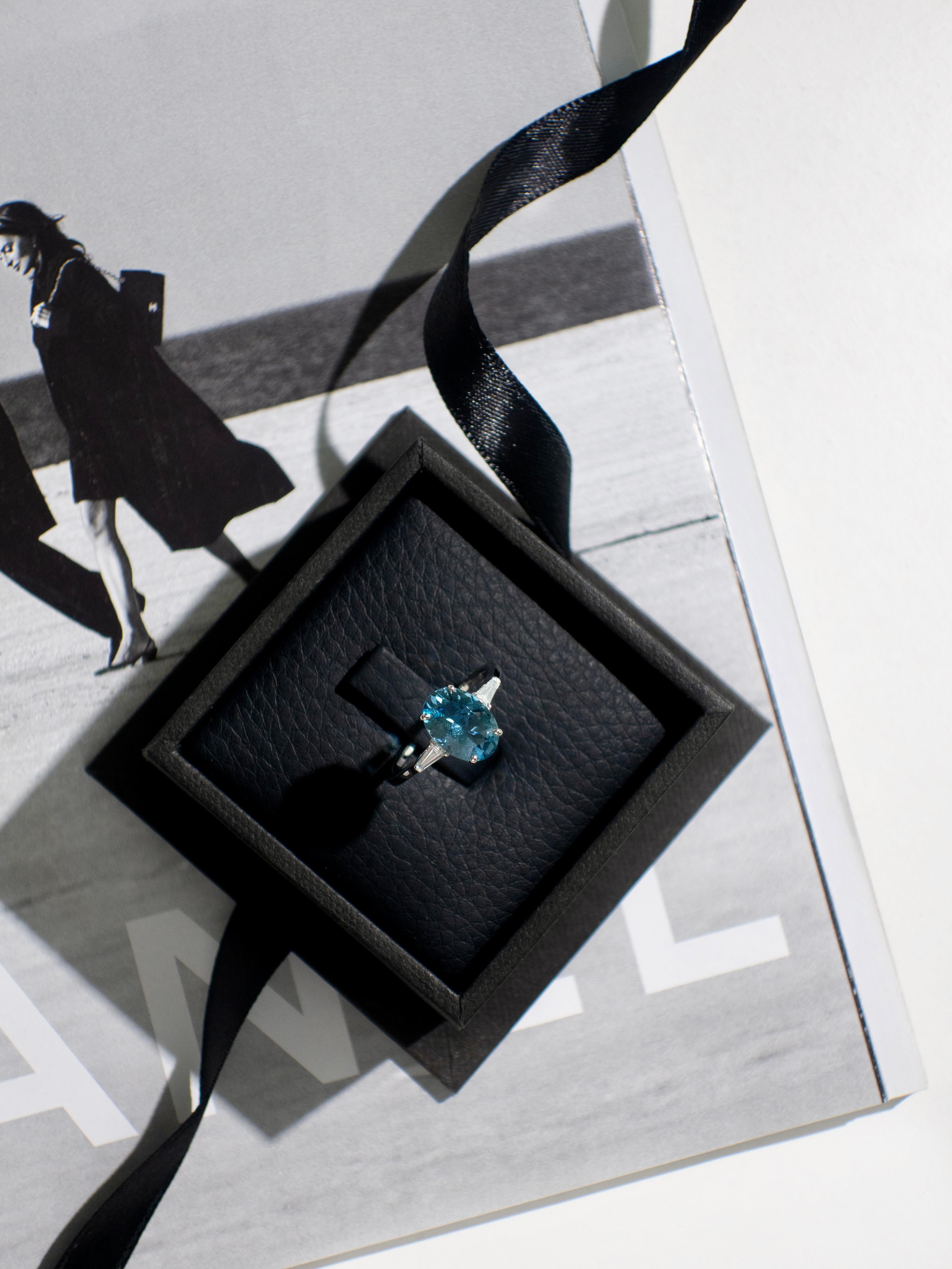 Oval Cut 1.64 Carat Vivid Blue Aquamarine and Diamond Ring in 18k White Gold For Sale