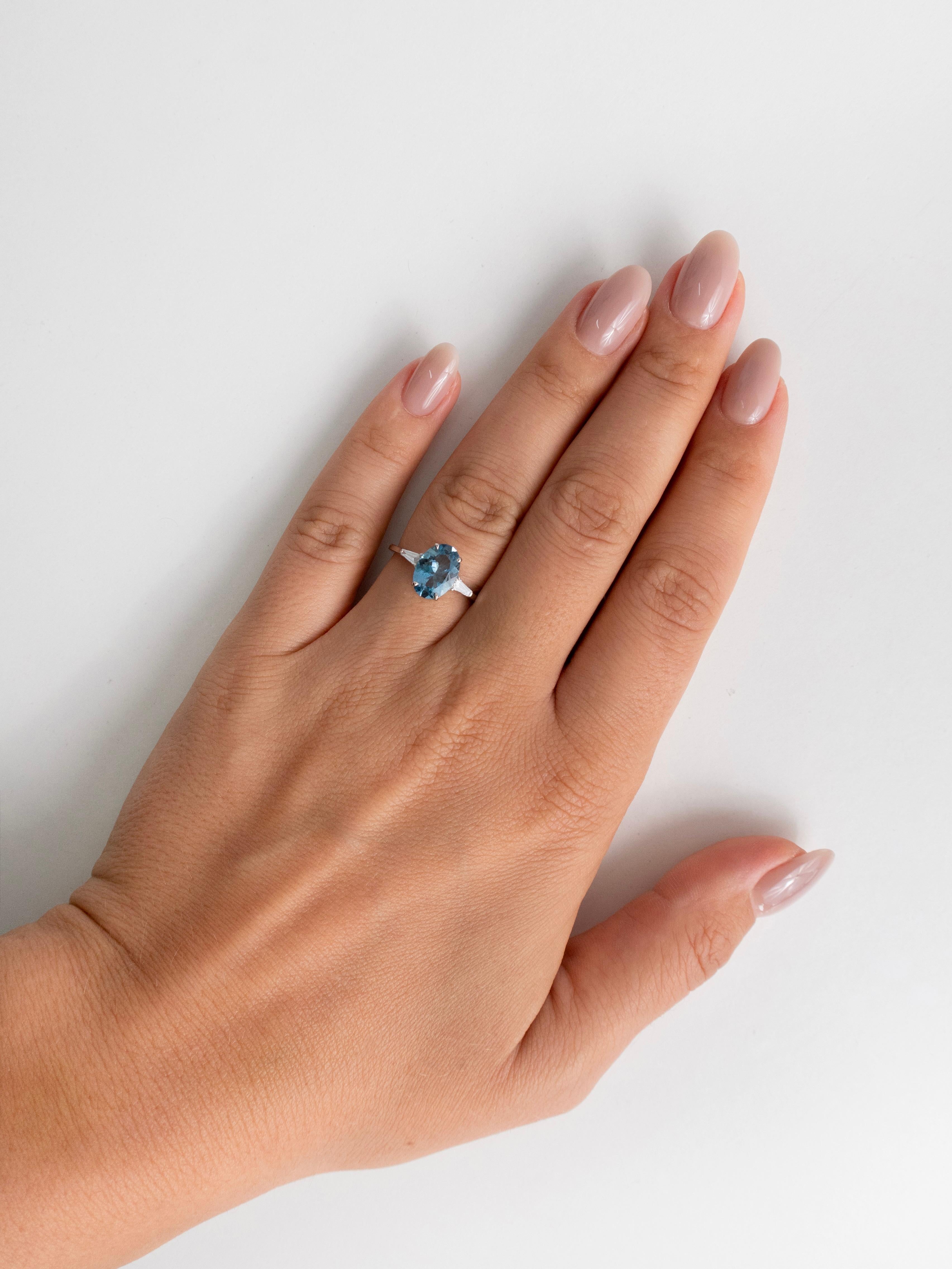 1.64 Carat Vivid Blue Aquamarine and Diamond Ring in 18k White Gold In New Condition For Sale In Bangkok, TH