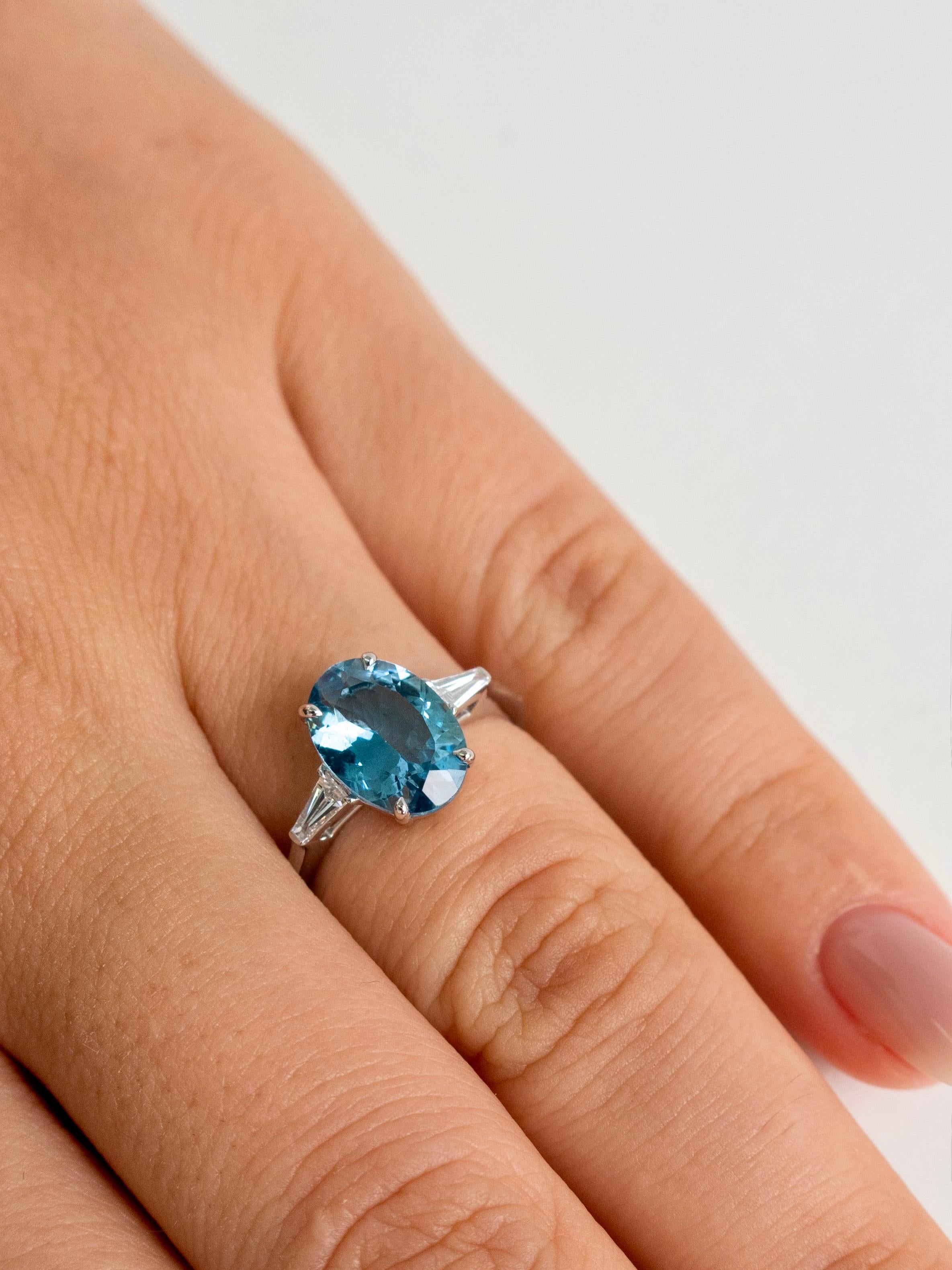 1.64 Carat Vivid Blue Aquamarine and Diamond Ring in 18k White Gold For Sale 1