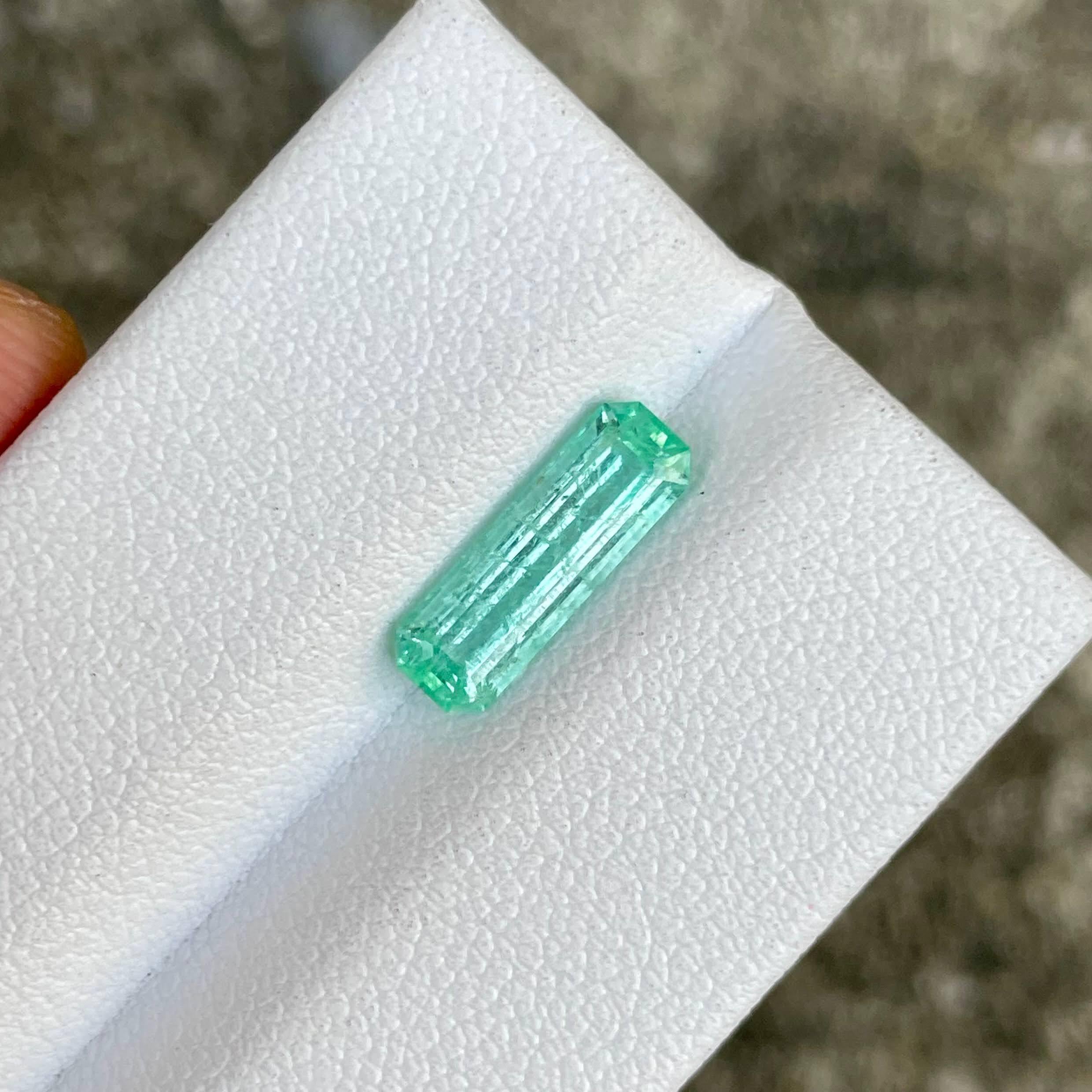 Gewicht 1,64 Karat 
Abmessungen 12,8x4,3x3,7 mm
Behandlung keine 
Herkunft Afghanistan 
Klarheit inklusive 
Form Achteck 
Smaragd schneiden 



Dieser atemberaubende Smaragdstein von 1.64 Karat, der sorgfältig in eine klassische Smaragdform