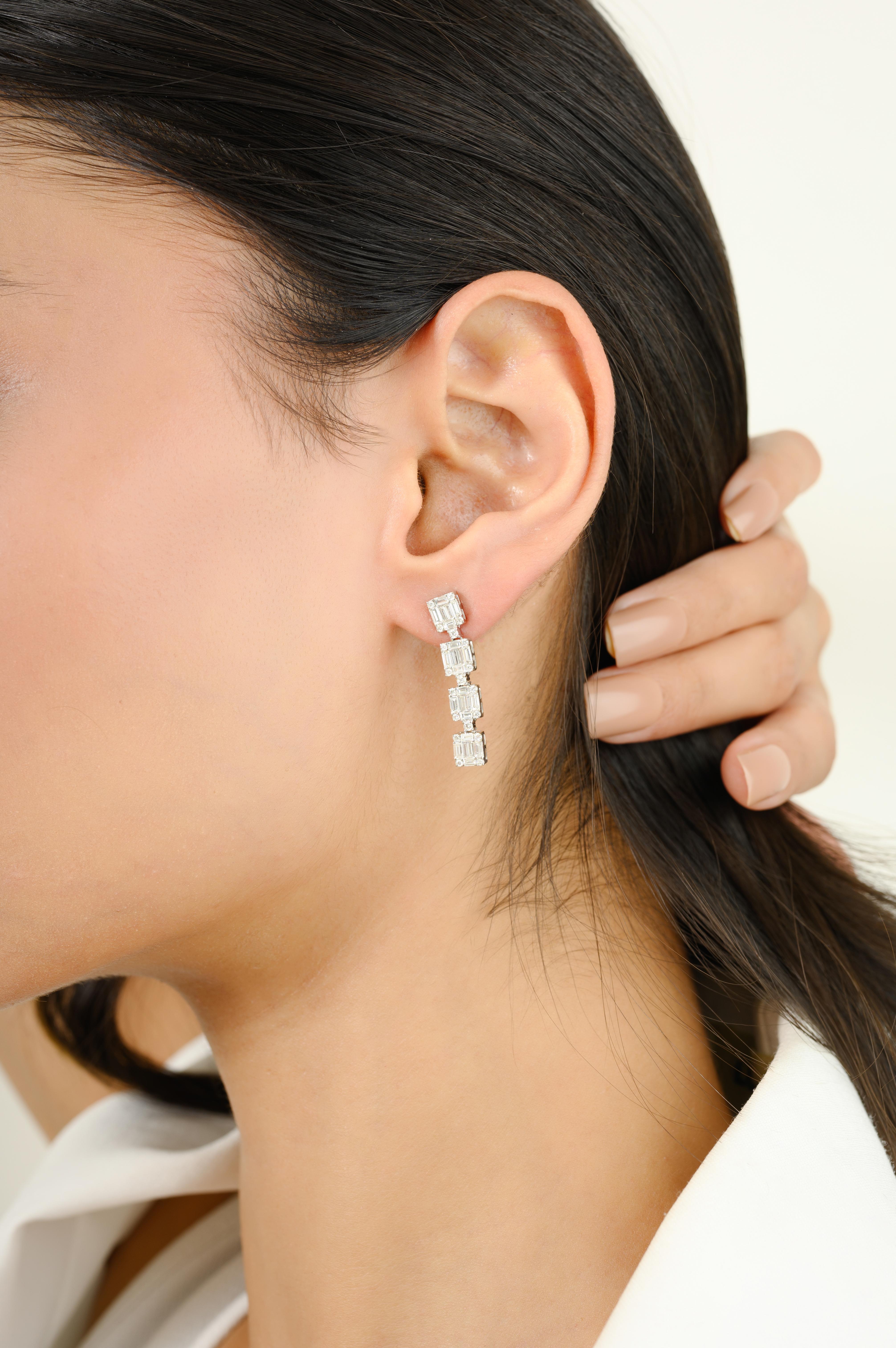 Orecchini pendenti lunghi con diamanti brillanti per il fidanzamento in oro 18 carati per fare una dichiarazione con il tuo look. Per dare un tocco di classe al tuo look, ti servono degli orecchini pendenti. Questi orecchini creano un look