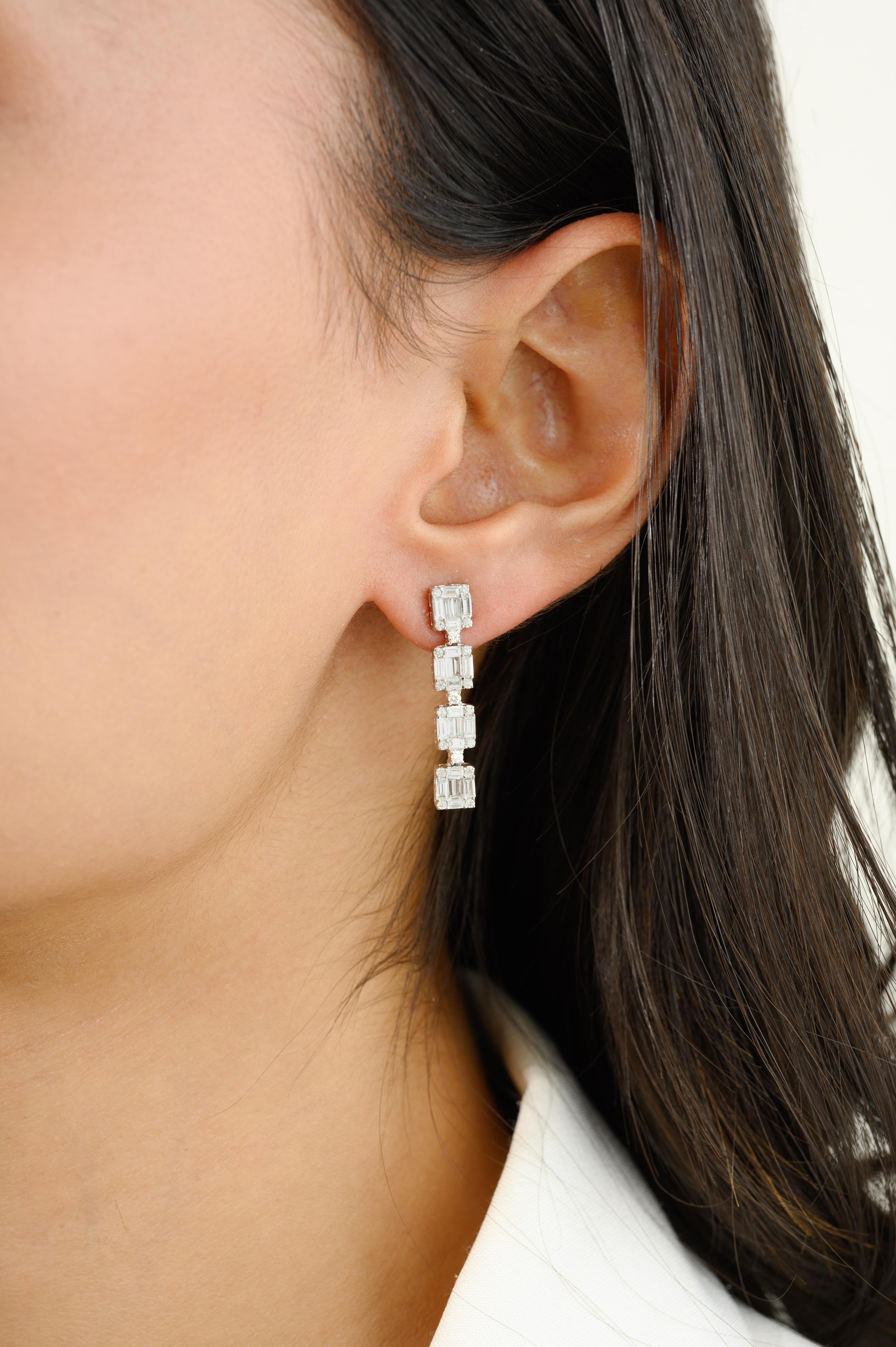 Donna Orecchini pendenti lunghi con diamanti brillanti per il fidanzamento in oro bianco 18 carati in vendita