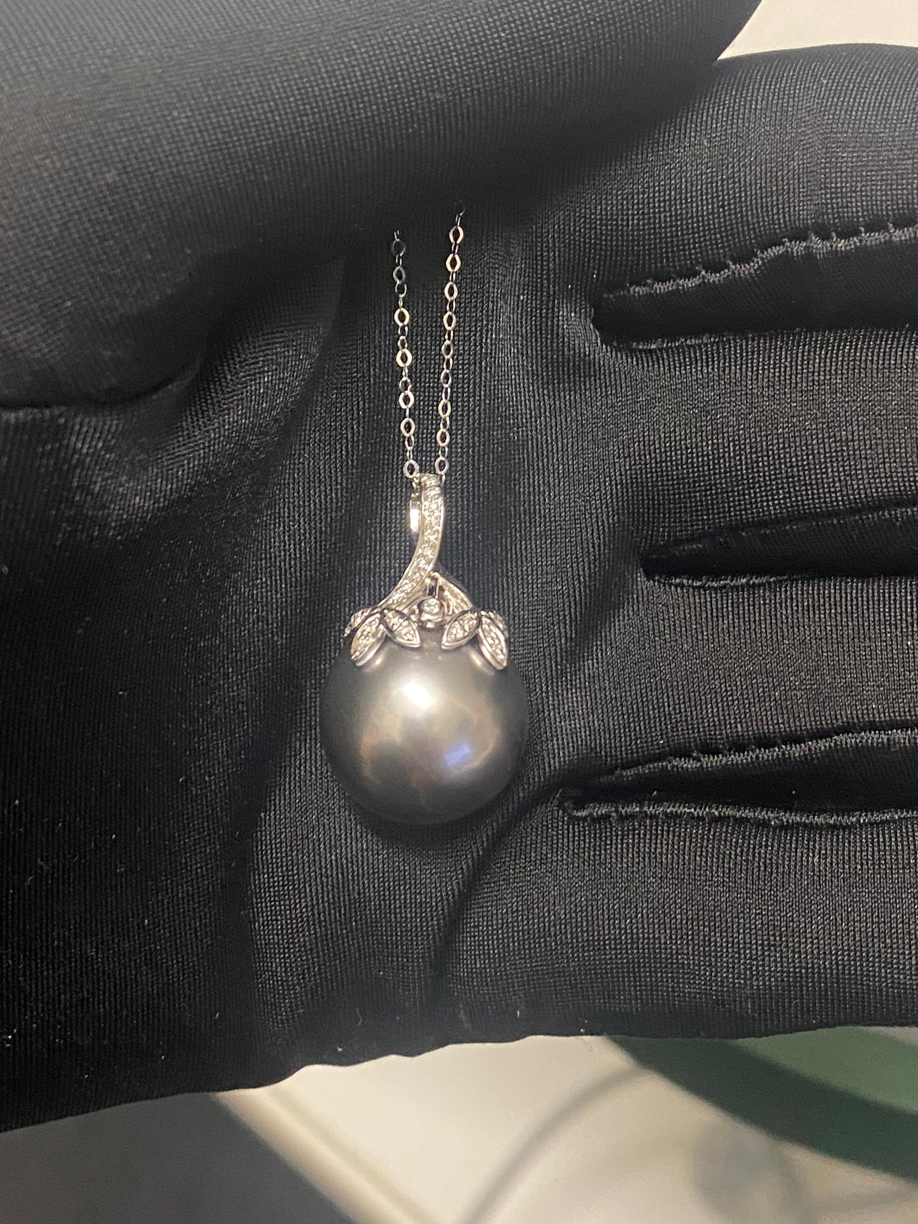 Grey Colour Tahitian Pearl and Diamond Pendant in 18K White Gold In New Condition For Sale In Melbourne, AU