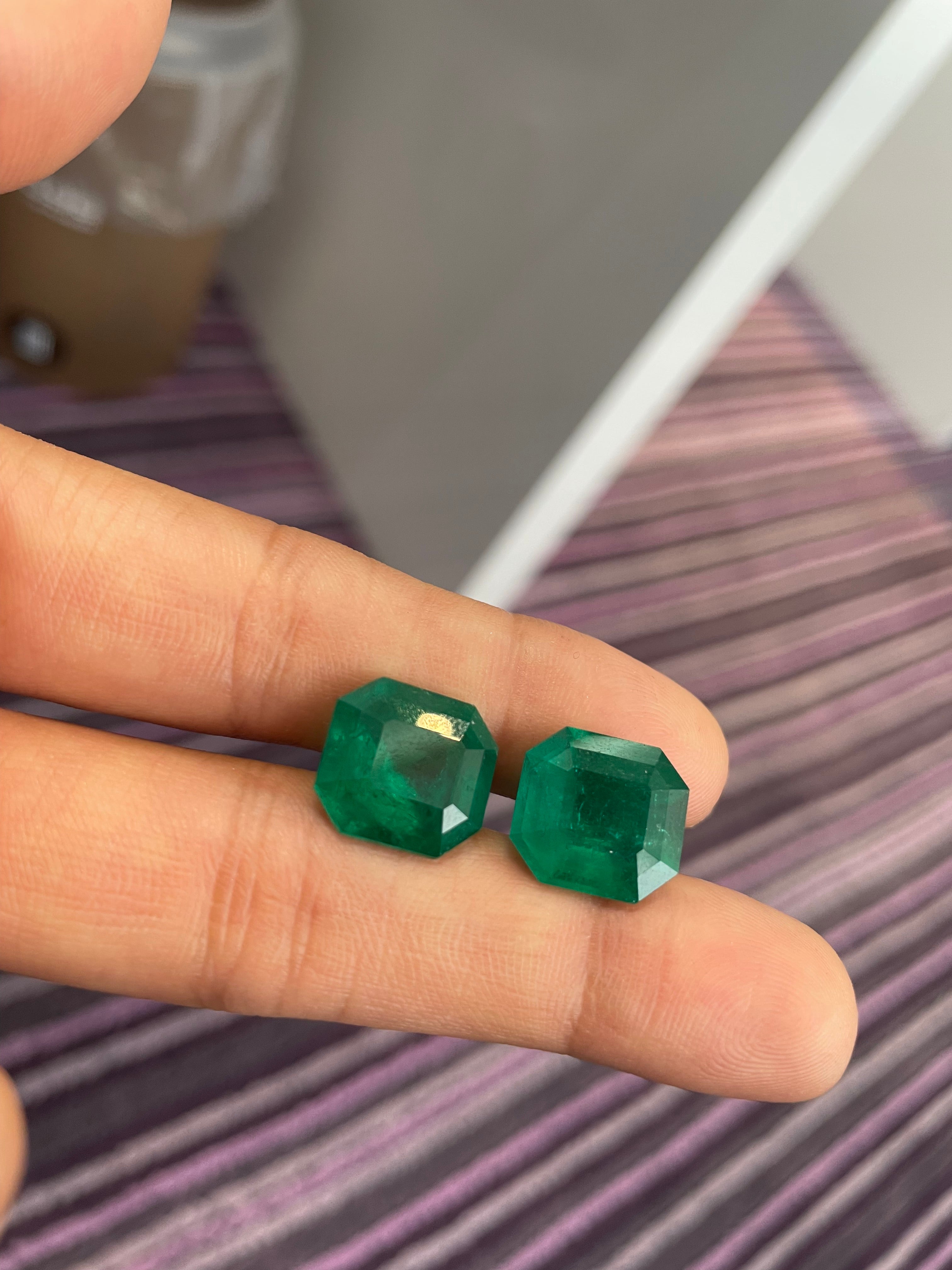 Véritable acquisition de connaisseur, cette magnifique paire d'émeraudes colombiennes représente le summum de la rareté, de l'équilibre et de la beauté naturelle. D'un poids total de 16,40 carats, ces pierres précieuses taillées en octogone