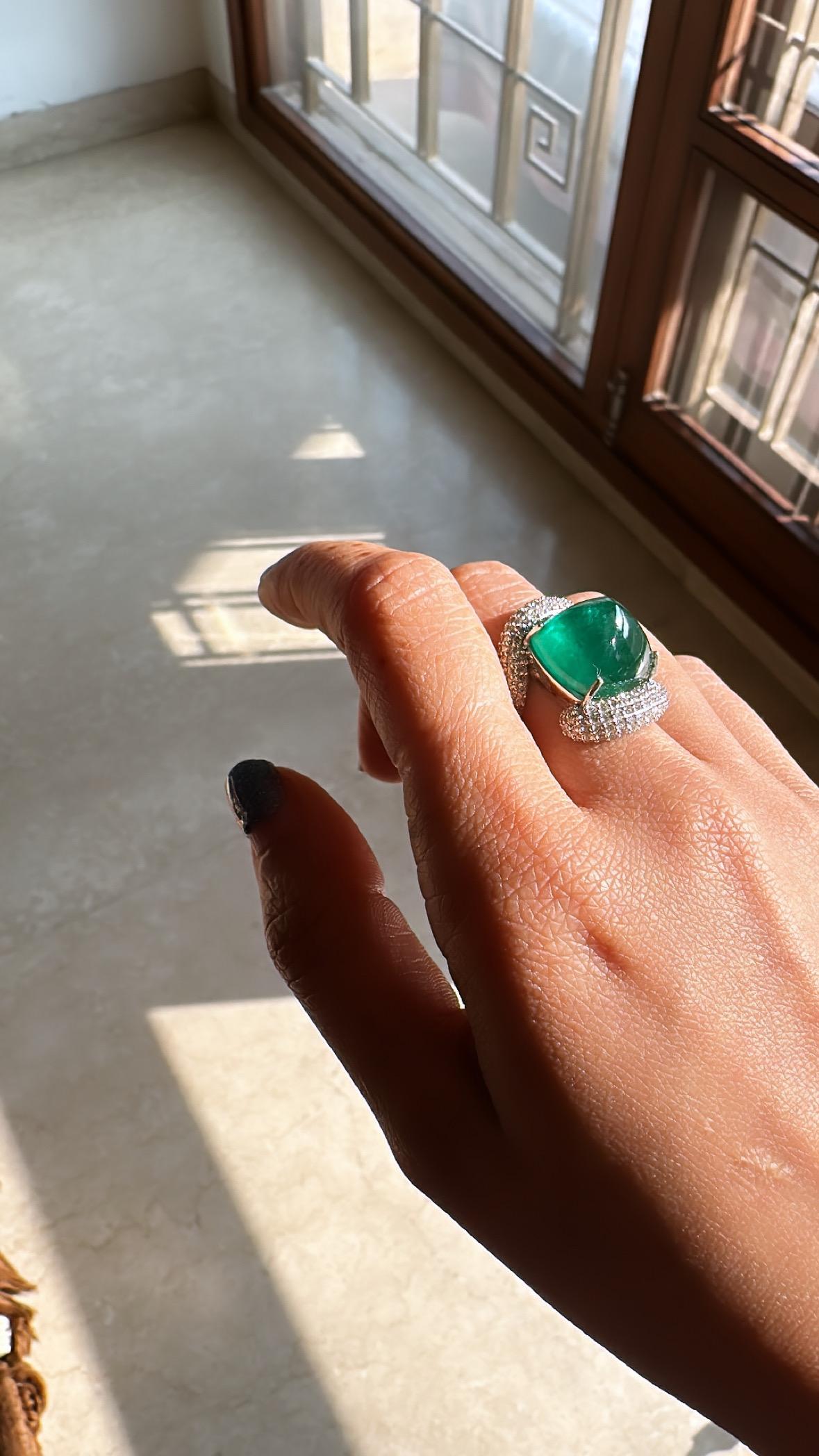 Eine sehr wichtige und ein von einer Art, Smaragd Engagement / Cocktail-Ring in 18K Weißgold & Diamanten. Das Gewicht des Smaragd-Zuckerhuts beträgt 16,42 Karat. Der Smaragd ist völlig natürlich, unbehandelt und stammt aus Sambia. Das Gewicht der