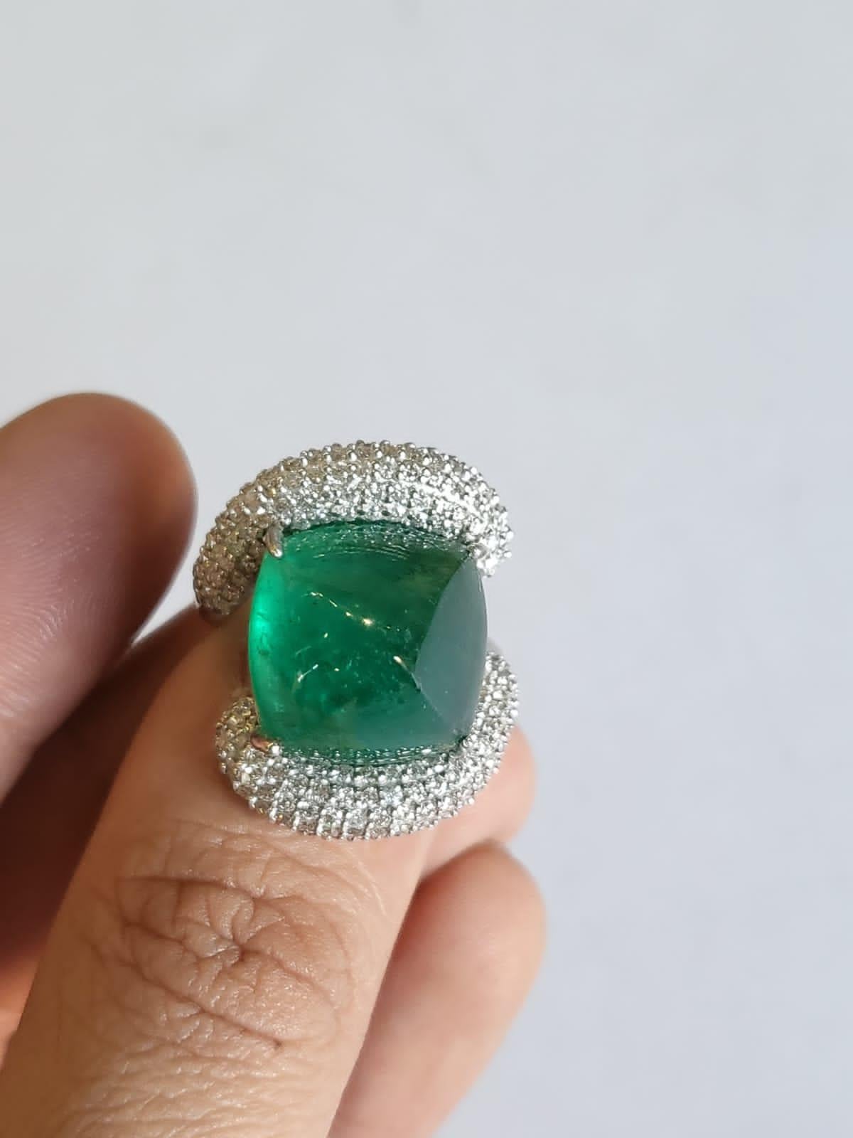 Verlobungsring mit 16,42 Karat, natürlichem sambischem Smaragd, Zuckerhut-Diamanten (Kegel-Cabochon)