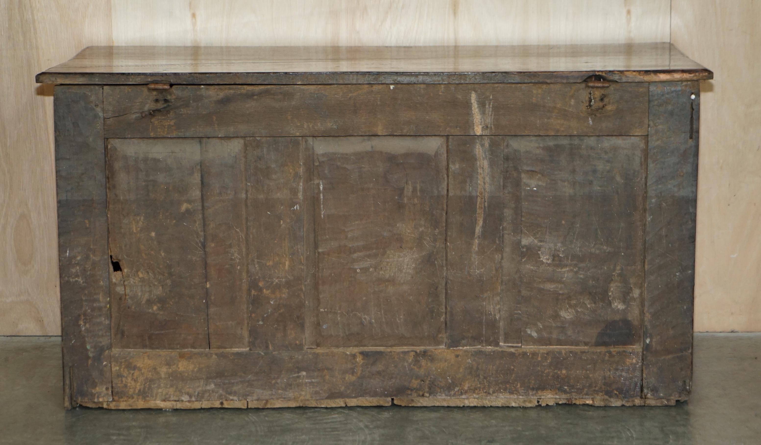1642 datiert Charles I. / Jacobean handgeschnitzte englische Eiche Koffer Leinentruhe im Angebot 7