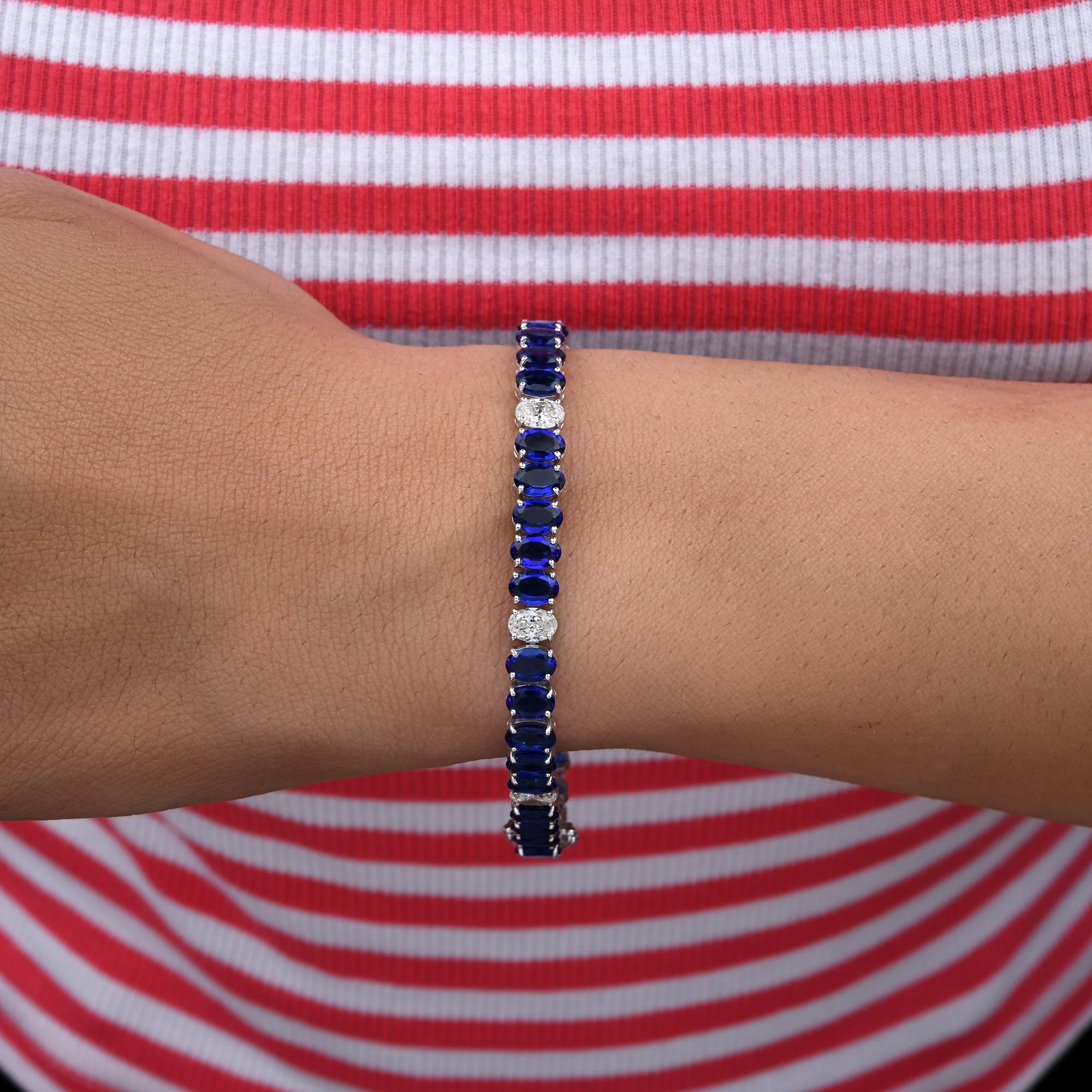 Questo bracciale da tennis in oro bianco 14 carati con diamanti e zaffiri blu naturali da 16,44 TCW presenta zaffiri blu e diamanti incastonati in una combinazione di un diamante ogni cinque zaffiri blu in fila. 
Lo zaffiro simboleggia saggezza,