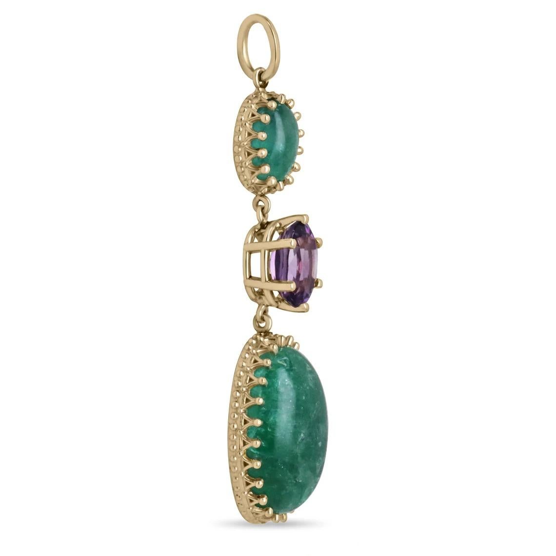 Eine bemerkenswerte Halskette aus Smaragd und Amethyst, die drei wunderschöne Edelsteine zur Schau stellt. An der Spitze des Schmuckstücks befindet sich ein natürlicher Cabochon-Smaragd von 1,86 Karat. Gefolgt von einem 1,83-karätigen, natürlichen