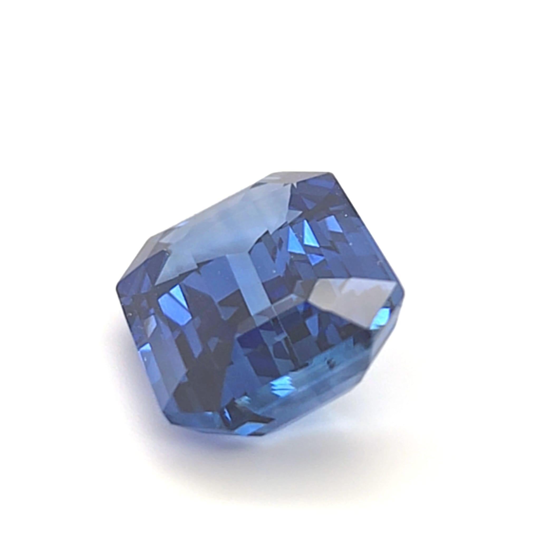 16.48ct Bleu Octagonal Shape Sri Lankan Natural Sapphire Certified By Gübelin In New Condition For Sale In Antwerpen, BE