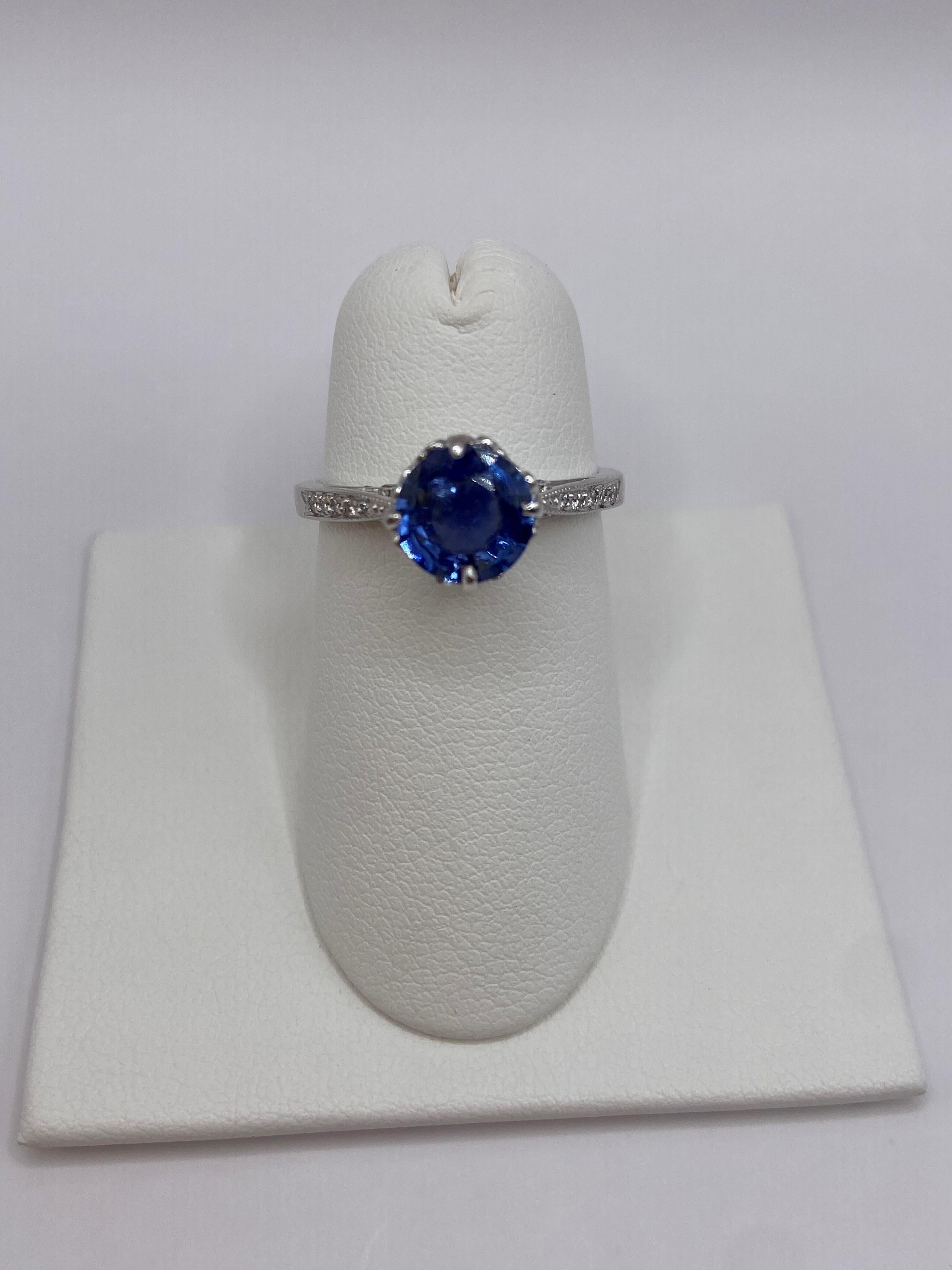 Moderne Bague en platine avec saphir bleu 1,64 carat et diamants en vente