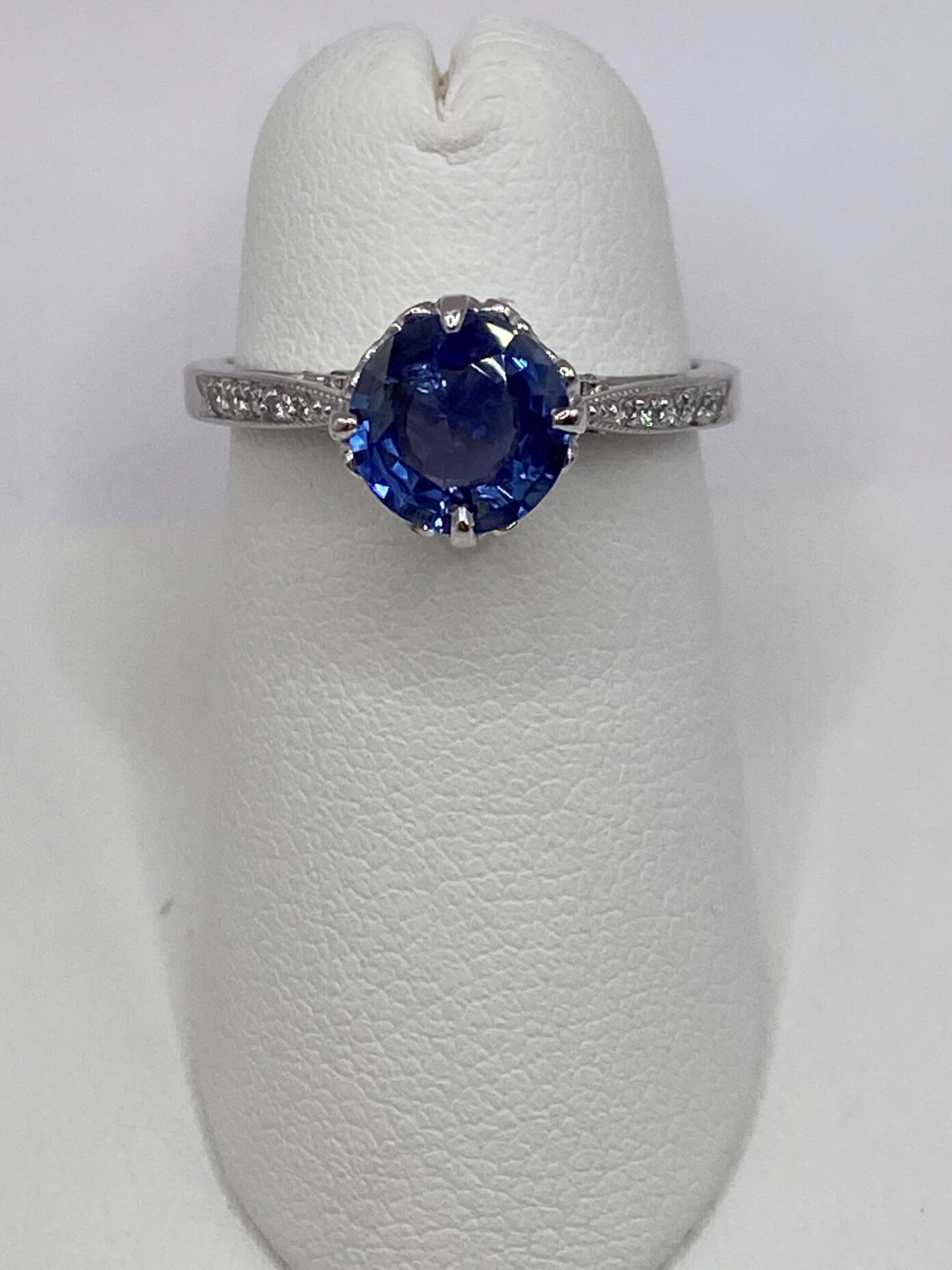 Taille ronde Bague en platine avec saphir bleu 1,64 carat et diamants en vente