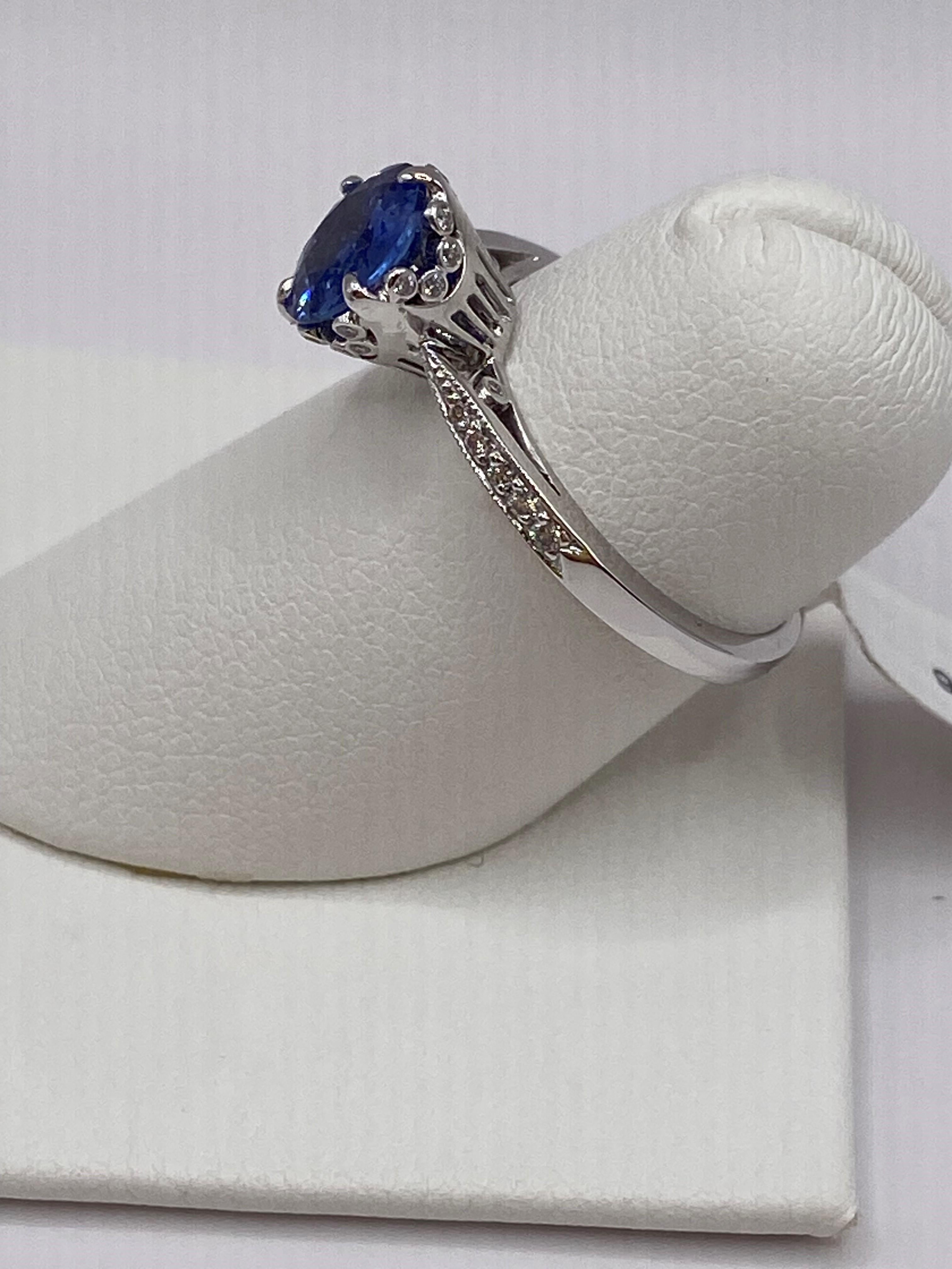 Bague en platine avec saphir bleu 1,64 carat et diamants Neuf - En vente à New York, NY