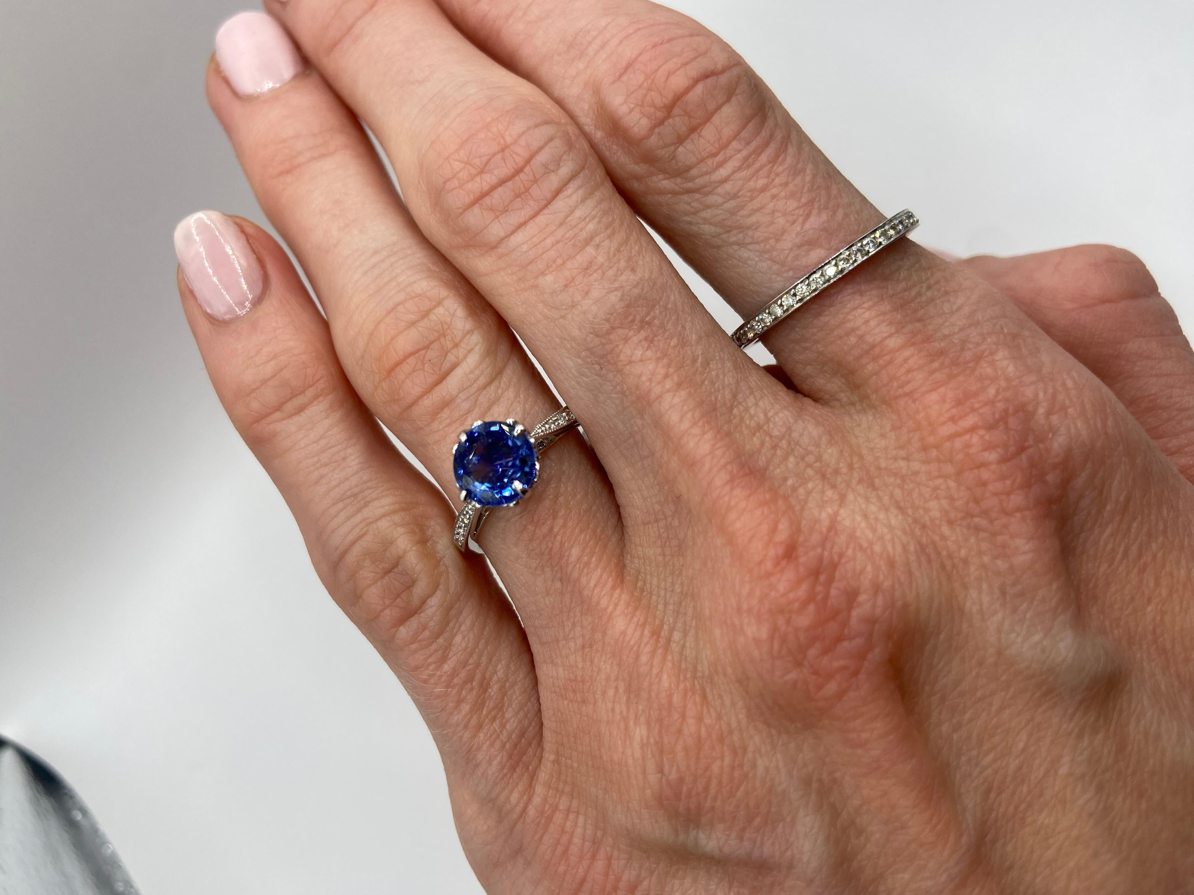 Bague en platine avec saphir bleu 1,64 carat et diamants en vente 1