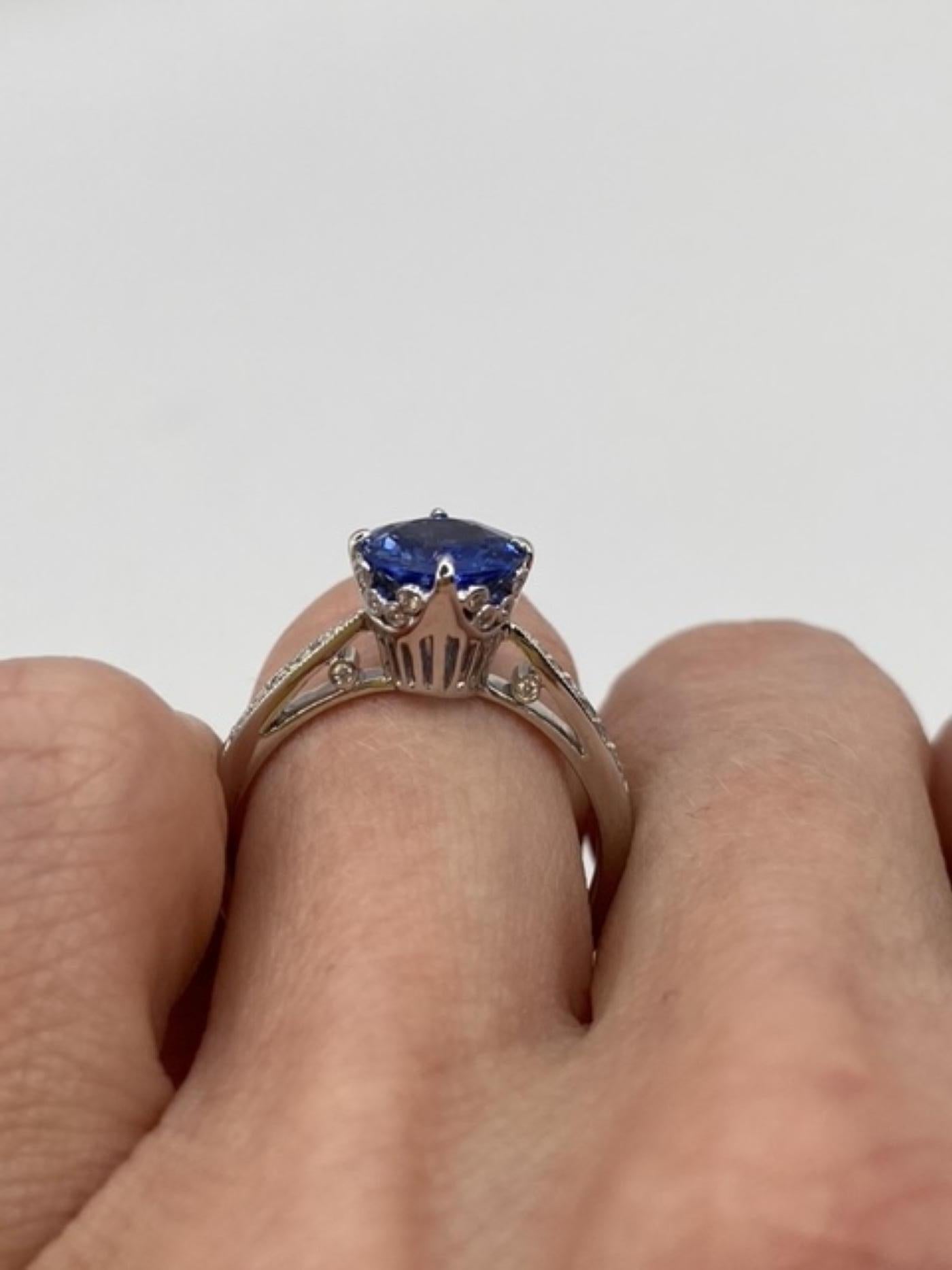 1.64 Karat Blauer Saphir & Diamant-Ring aus Platin im Angebot 3