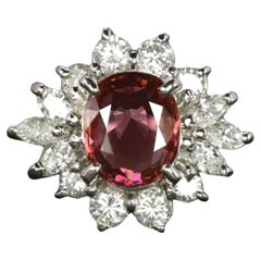 Anello da cocktail in platino con rubino rosso ovale e diamanti da 1,64 carati