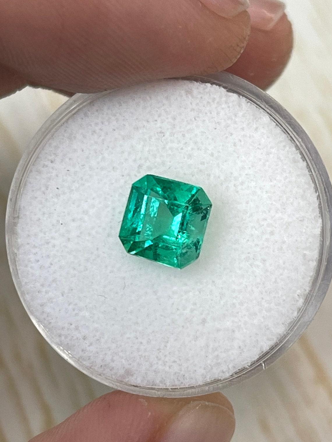 Moderne Émeraude colombienne taille Asscher vert jauneâtre de 1,64 carat : 7,4 x 7,3 carats, véritable mai en vente