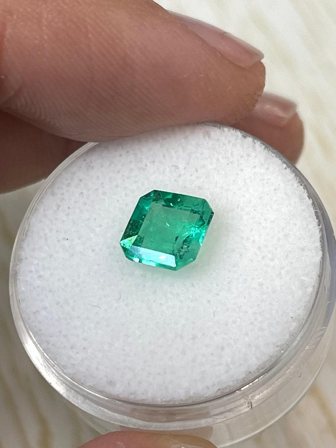 Taille Asscher Émeraude colombienne taille Asscher vert jauneâtre de 1,64 carat : 7,4 x 7,3 carats, véritable mai en vente