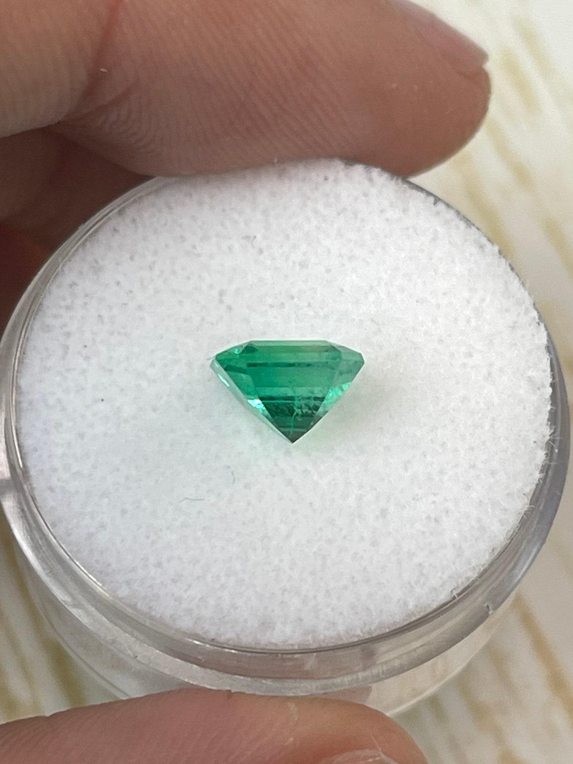 Émeraude colombienne taille Asscher vert jauneâtre de 1,64 carat : 7,4 x 7,3 carats, véritable mai Neuf - En vente à Jupiter, FL