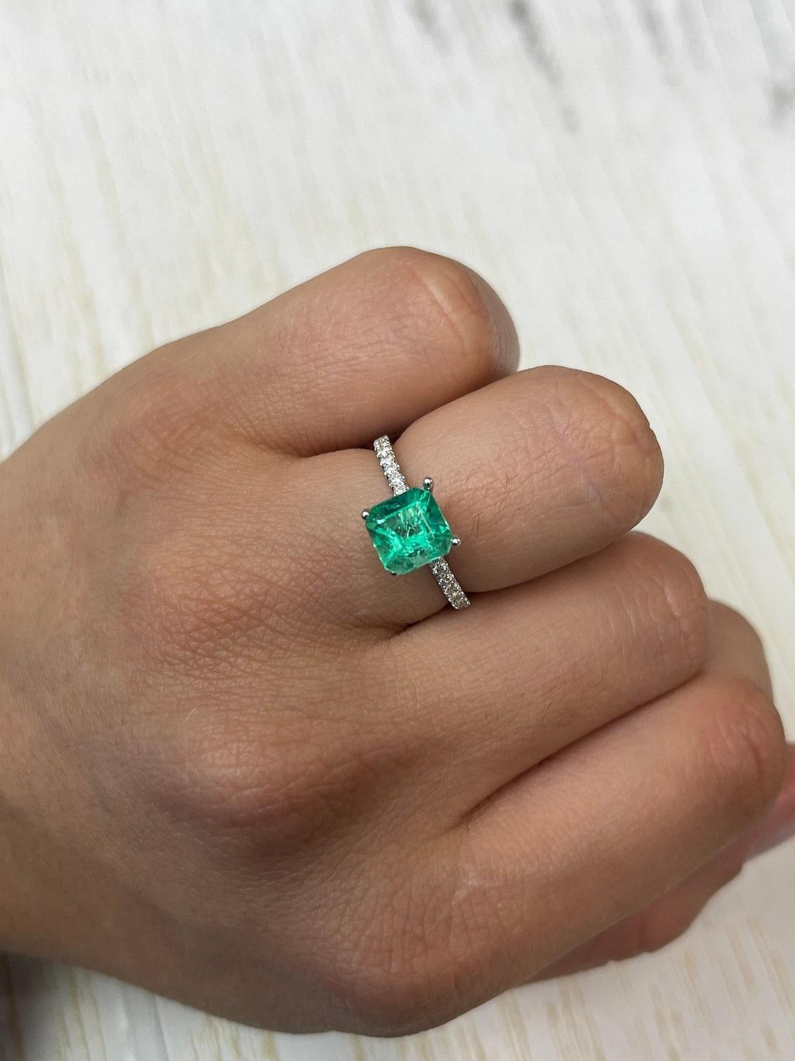 Émeraude colombienne taille Asscher vert jauneâtre de 1,64 carat : 7,4 x 7,3 carats, véritable mai Unisexe en vente