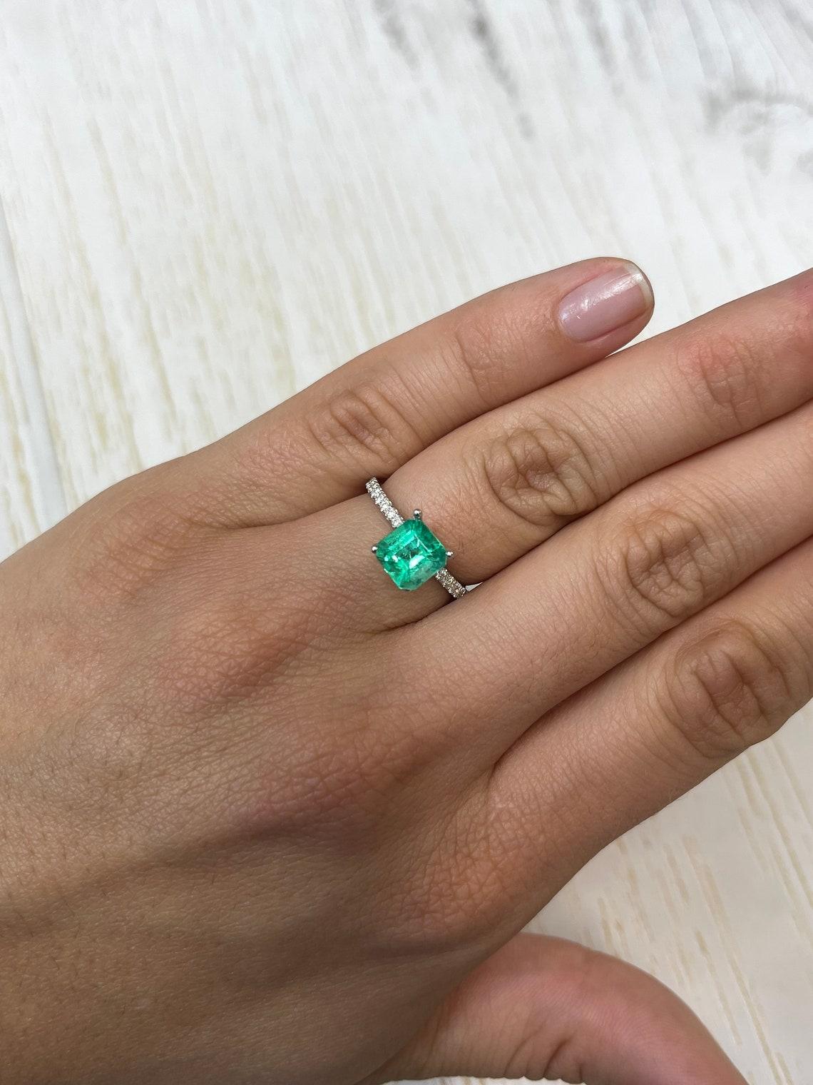 Émeraude colombienne taille Asscher vert jauneâtre de 1,64 carat : 7,4 x 7,3 carats, véritable mai en vente 1
