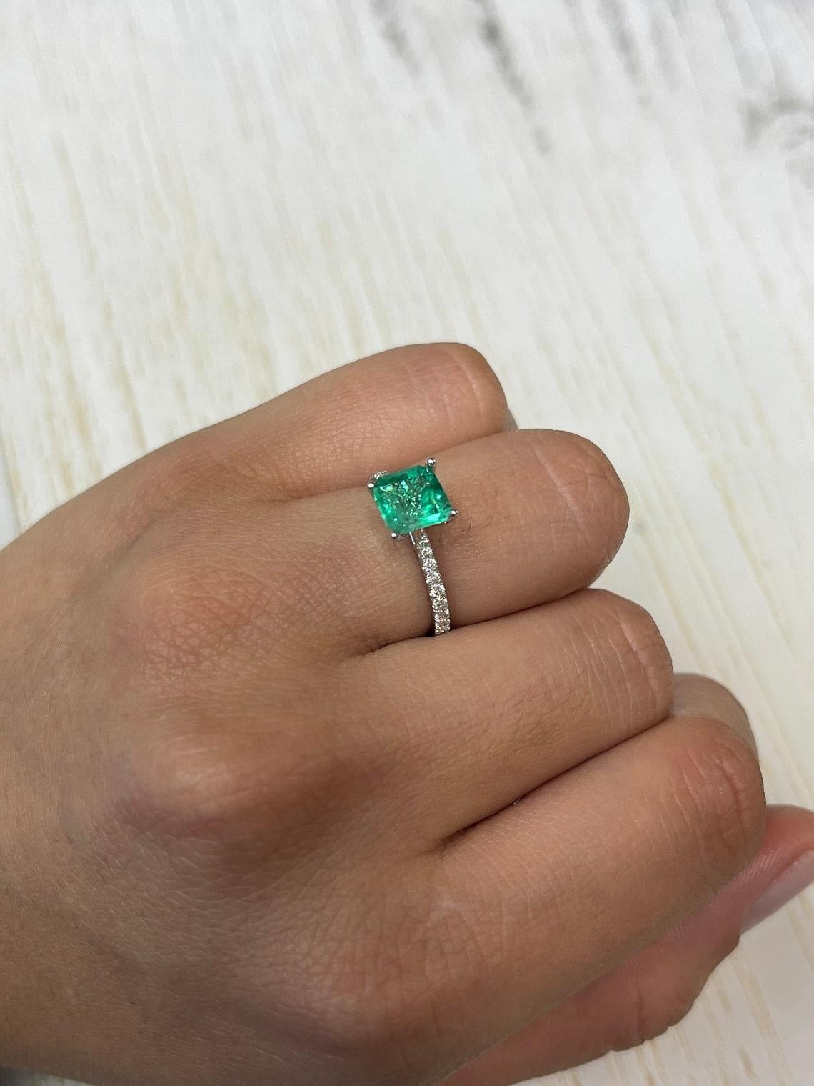 Émeraude colombienne taille Asscher vert jauneâtre de 1,64 carat : 7,4 x 7,3 carats, véritable mai en vente 2