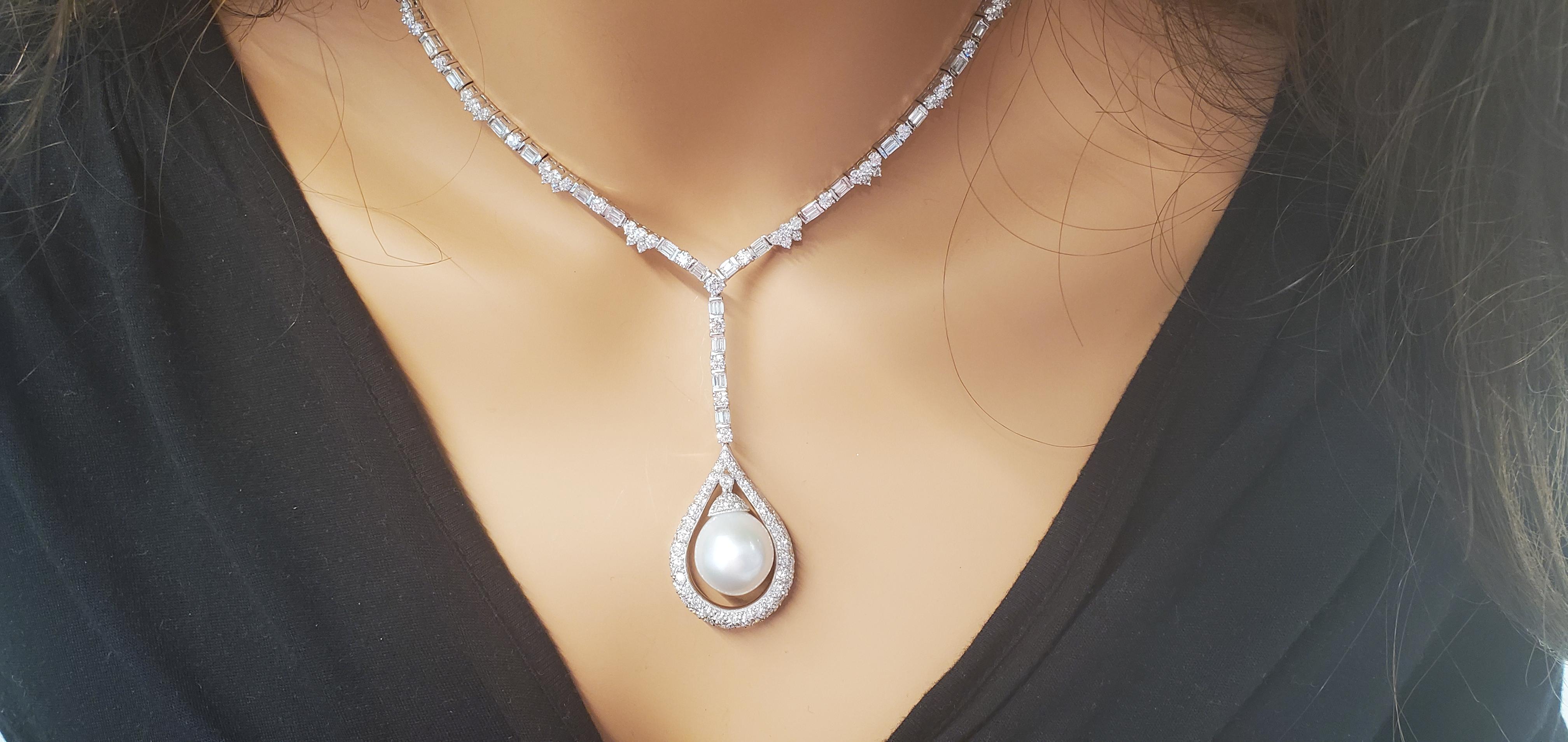 Taille ronde Pendentif détachable en or blanc 18 carats avec perles rondes et diamants en vente