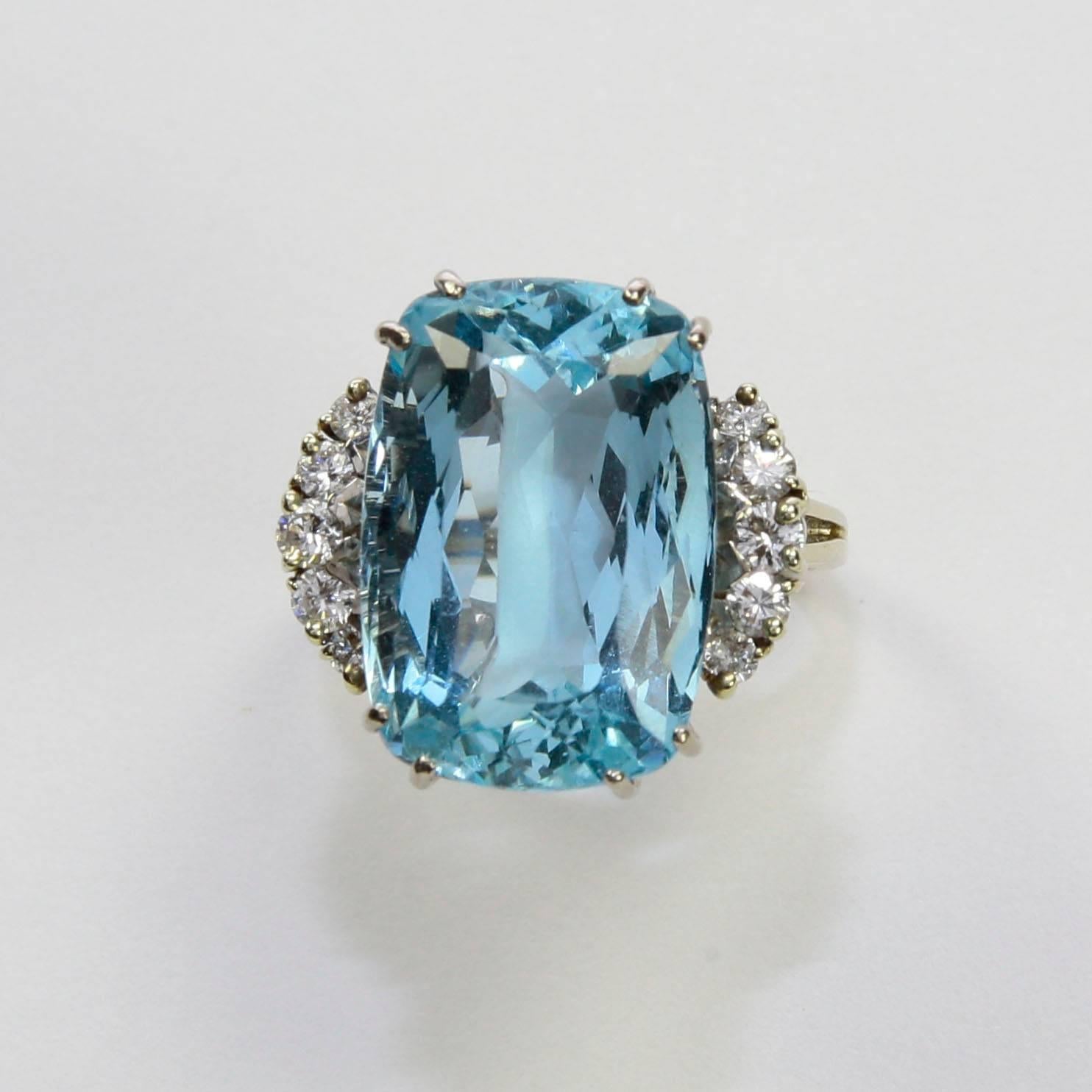 18.02 Carat Cushion Aquamarine and Diamond Gold Ring Estate Fine Jewelry In Excellent Condition For Sale In Montreal, QC