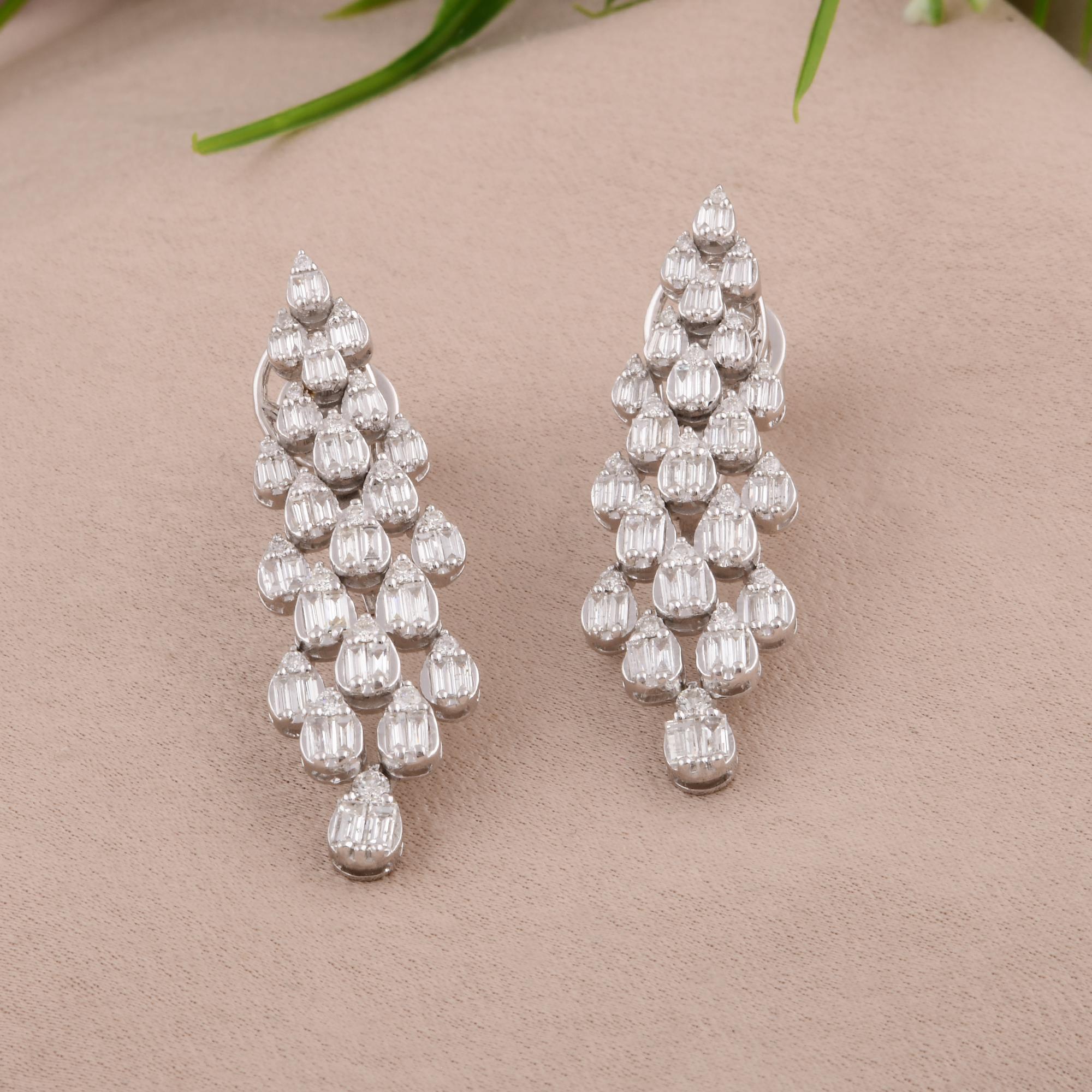 Orecchini con diamanti tondi e baguette da 1,65 carati in oro bianco 14 carati In condizioni Nuovo in vendita a Diera, Dubai
