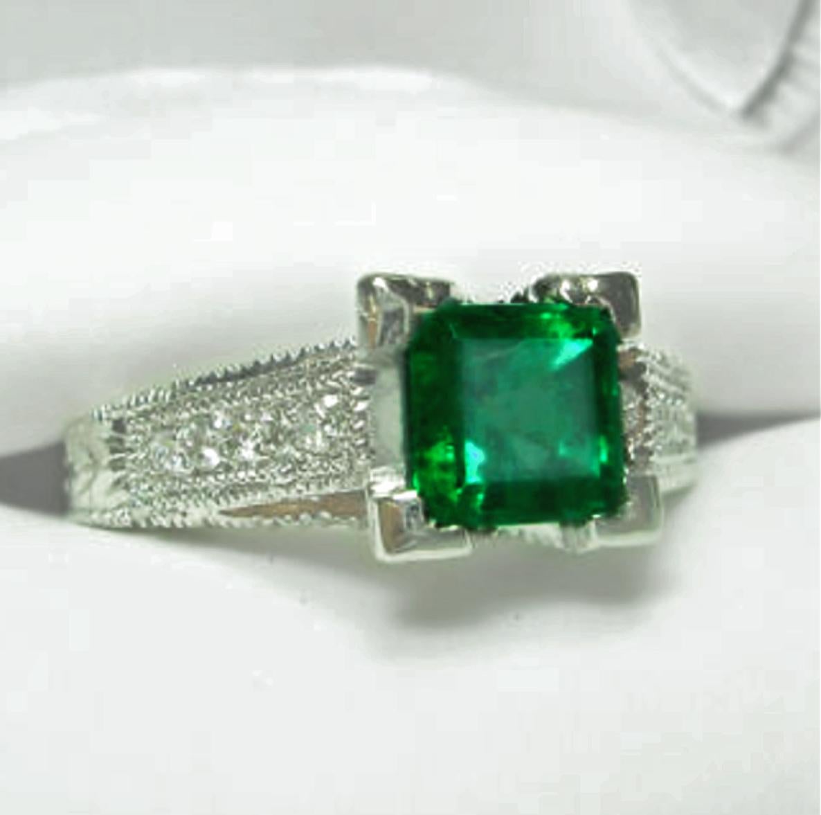 1.65 Karat kolumbianischer natürlicher Smaragd-Diamant-Verlobungsring aus Platin (Smaragdschliff) im Angebot