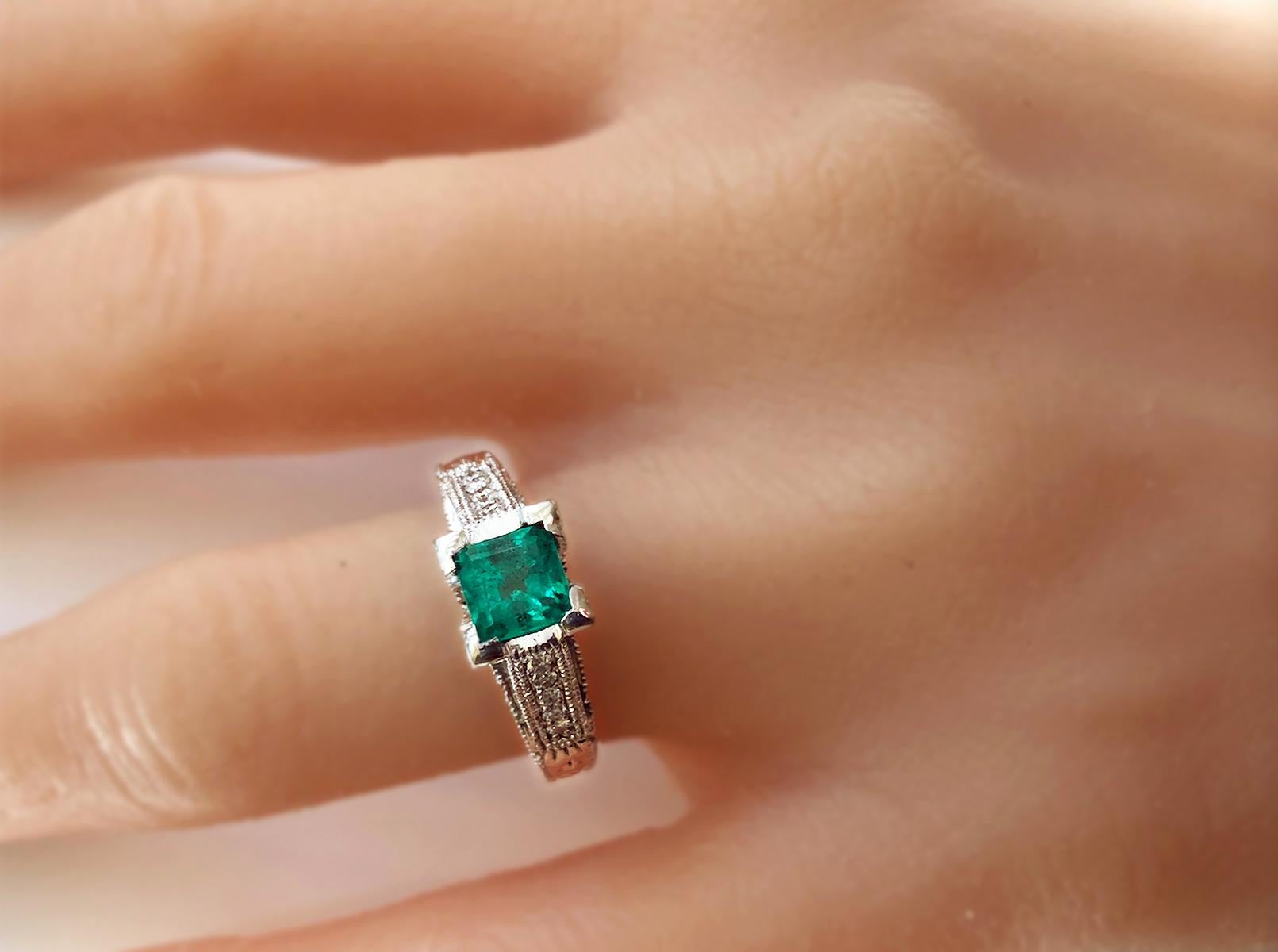 Bague de fiançailles en platine avec diamants et émeraude naturelle de Colombie de 1,65 carat en vente 3