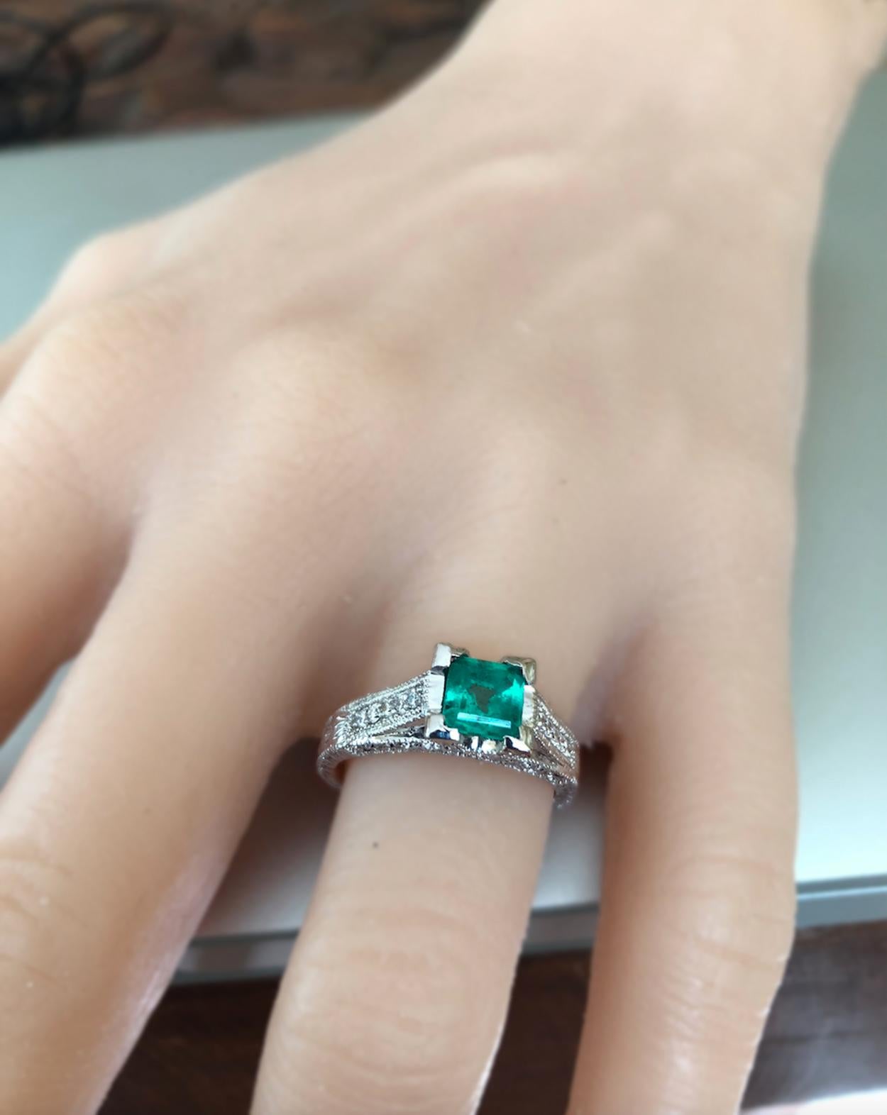 Bague de fiançailles en platine avec diamants et émeraude naturelle de Colombie de 1,65 carat en vente 6