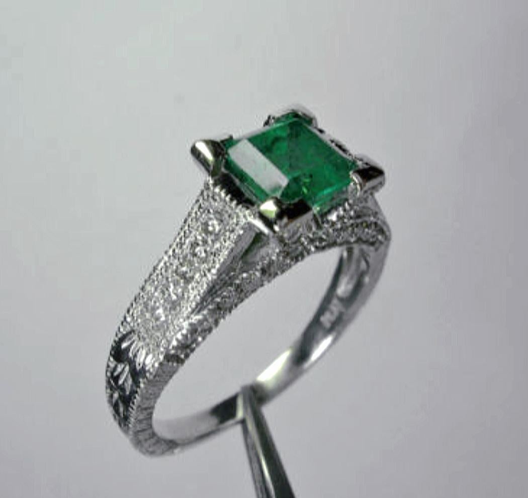 Bague de fiançailles en platine avec diamants et émeraude naturelle de Colombie de 1,65 carat en vente 1