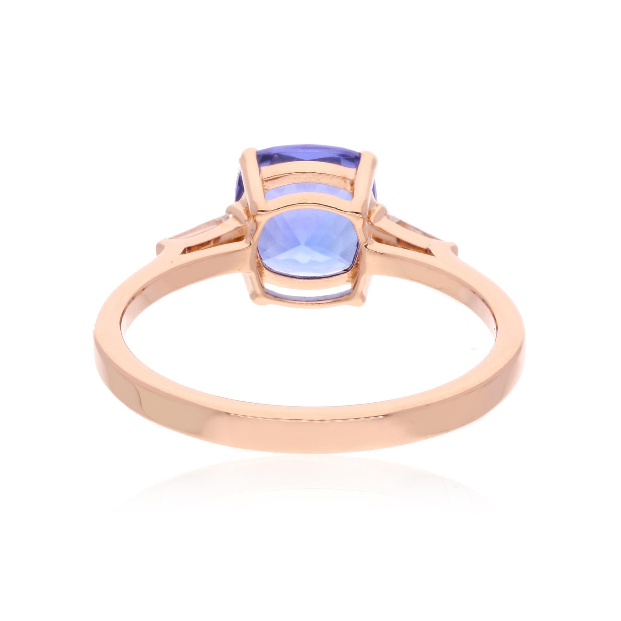 1,65 Karat Kissenschliff Tansanit Ring spitz zulaufend 0,09 Karat Baguette-Diamant 18k Roségold im Zustand „Neu“ im Angebot in Diera, Dubai