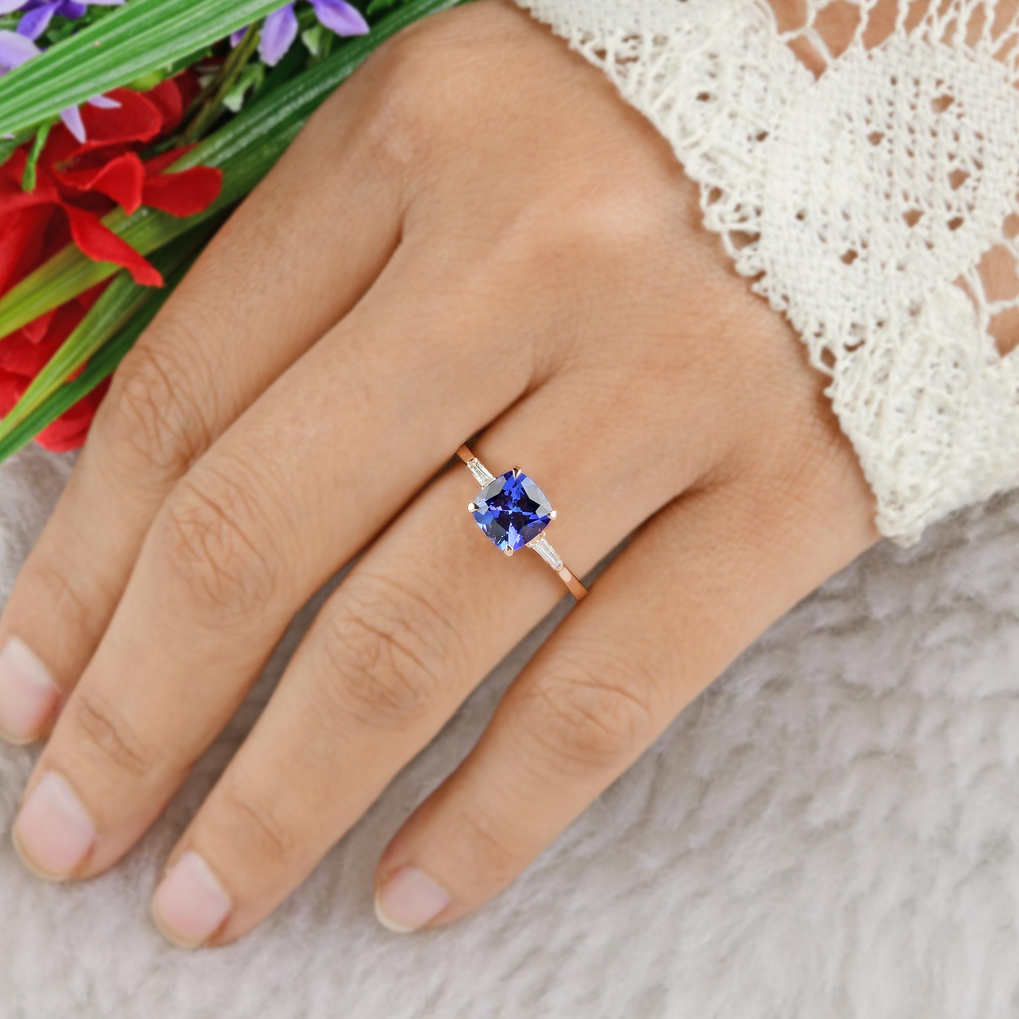 1,65 Karat Kissenschliff Tansanit Ring spitz zulaufend 0,09 Karat Baguette-Diamant 18k Roségold Damen im Angebot