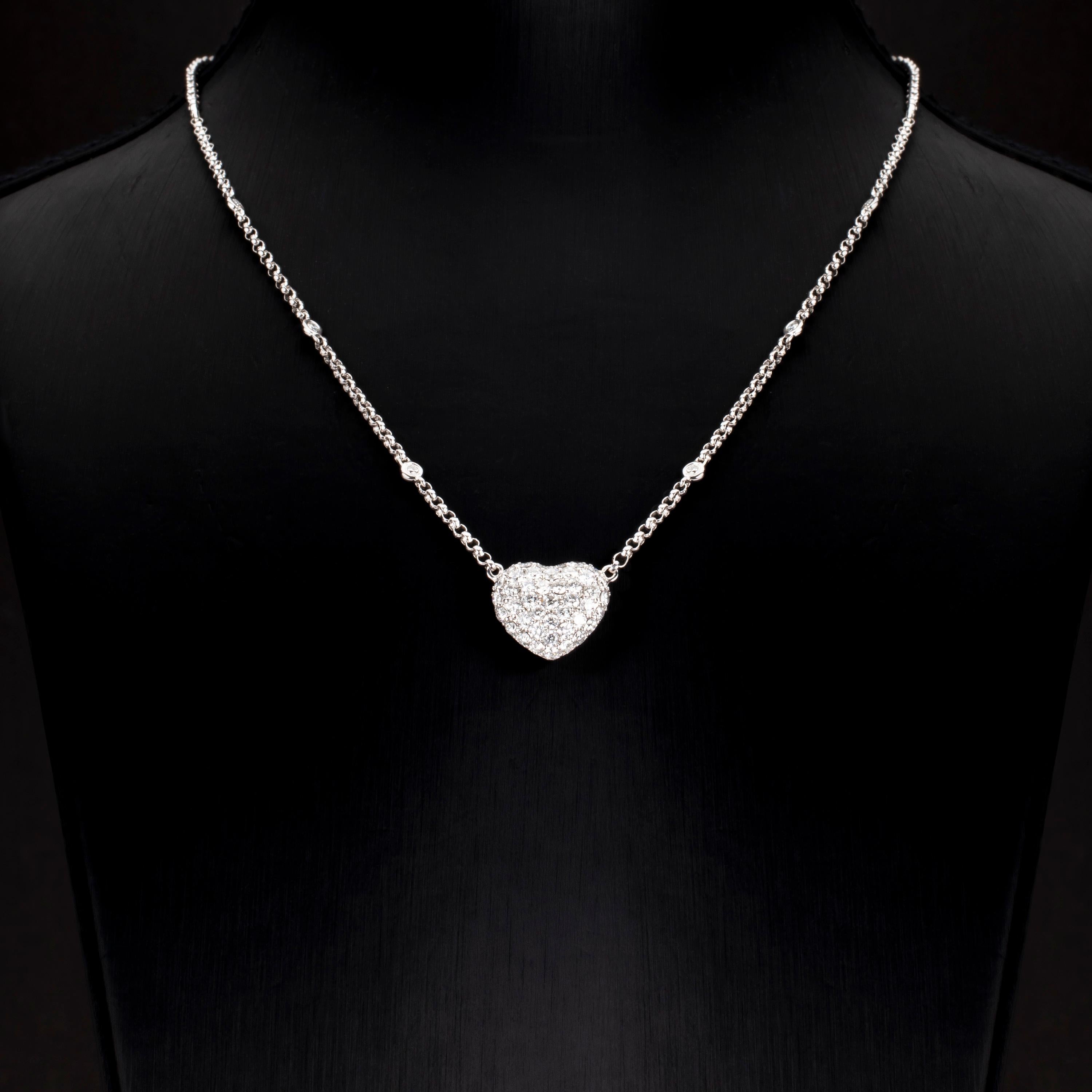 Contemporary 1.65 Carat Diamond 18 Karat White Gold Heart Pendant Necklace For Sale