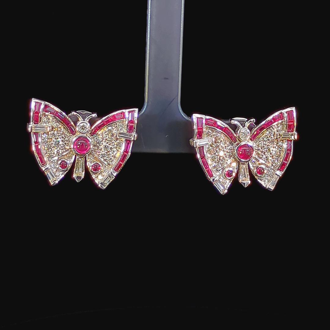Ti presentiamo gli orecchini a perno con diamante da 1,65 carati, un paio di orecchini che trasudano eleganza e grazia. Realizzate in lussuoso oro 14 carati, queste borchie sono state progettate per essere resistenti e durature e sono un'aggiunta